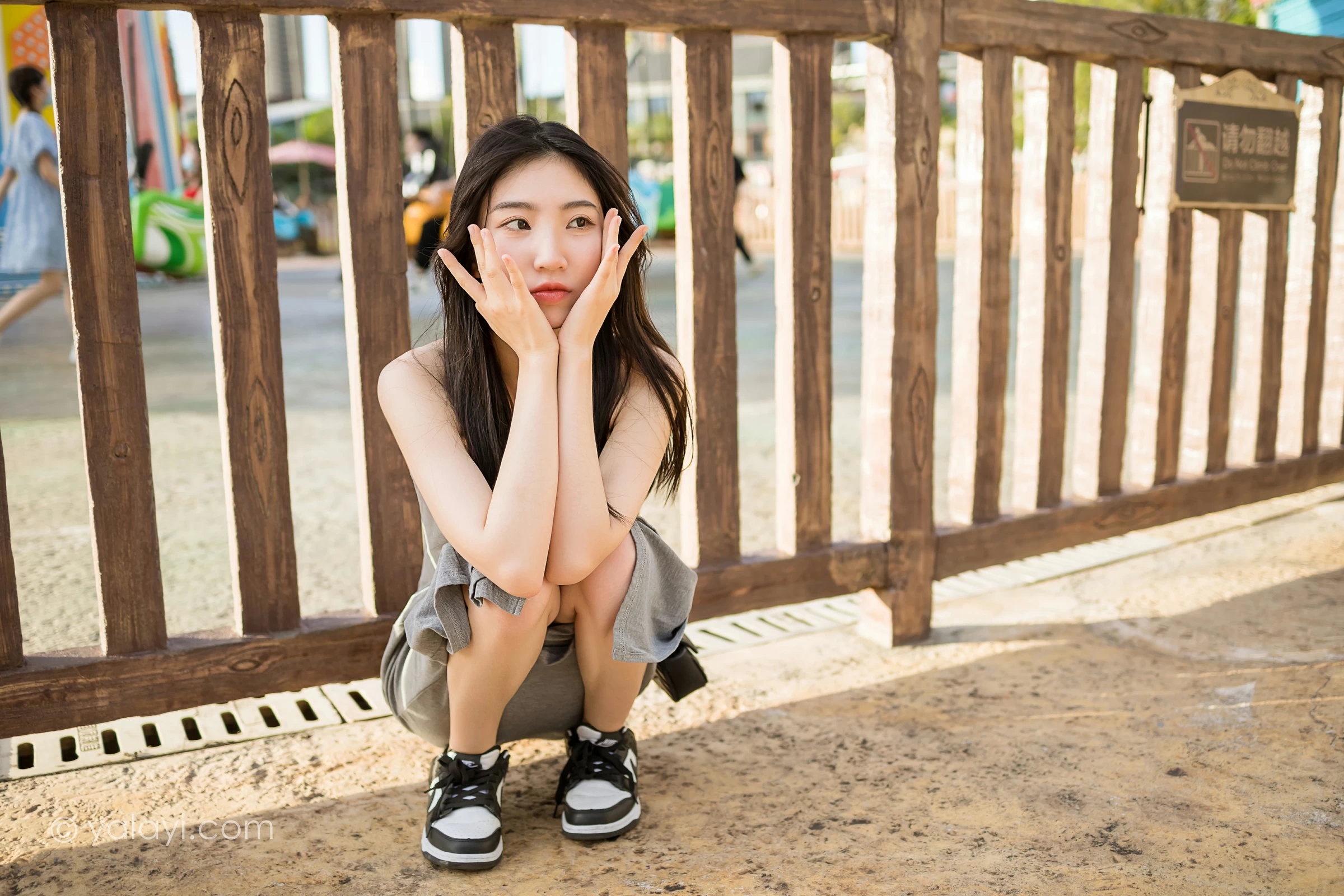 [YALAYI雅拉伊]2022.01.17 游乐园 小乔 灰色吊带露背连衣裙性感写真集第4张