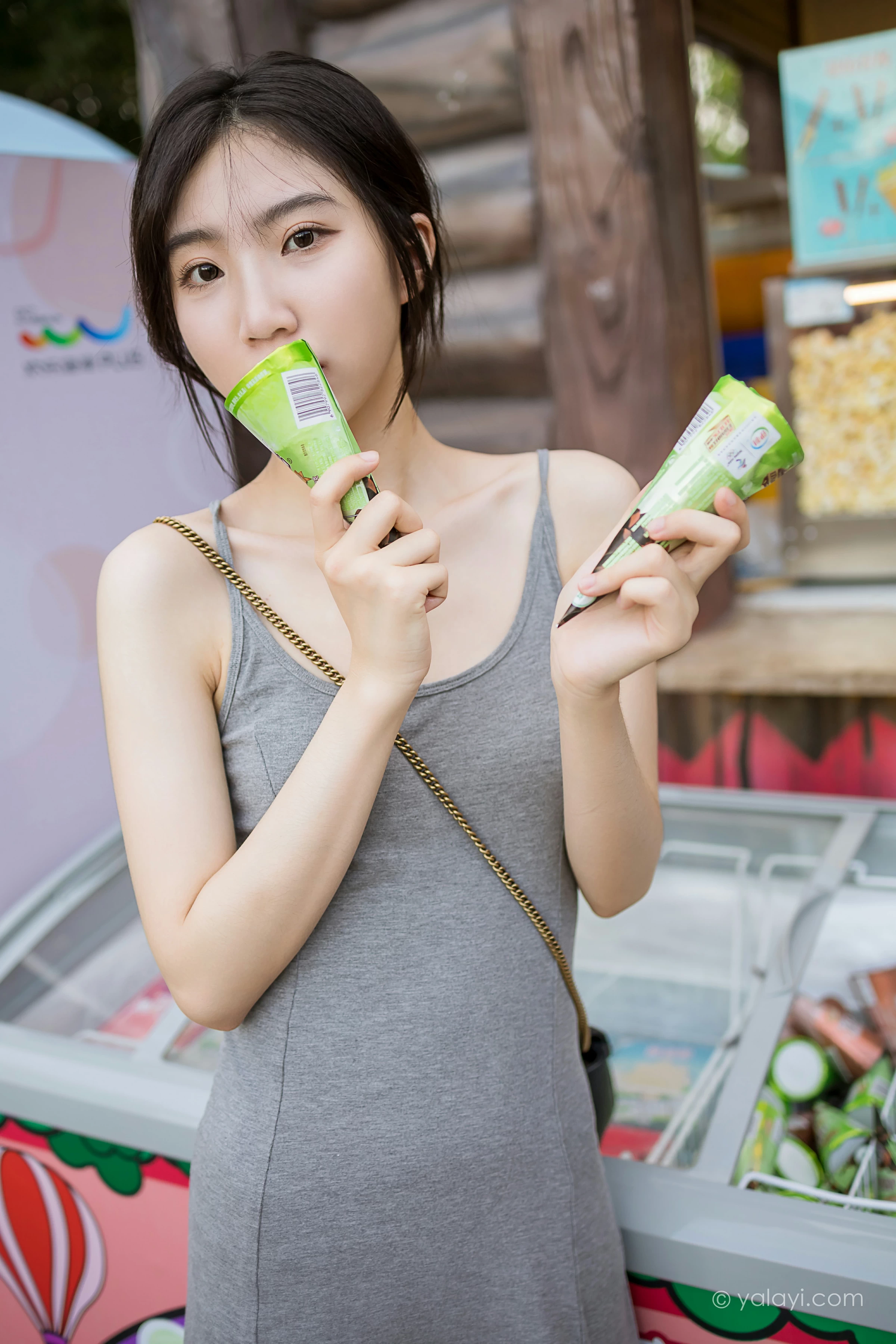 [YALAYI雅拉伊]2022.01.17 游乐园 小乔 灰色吊带露背连衣裙性感写真集第7张