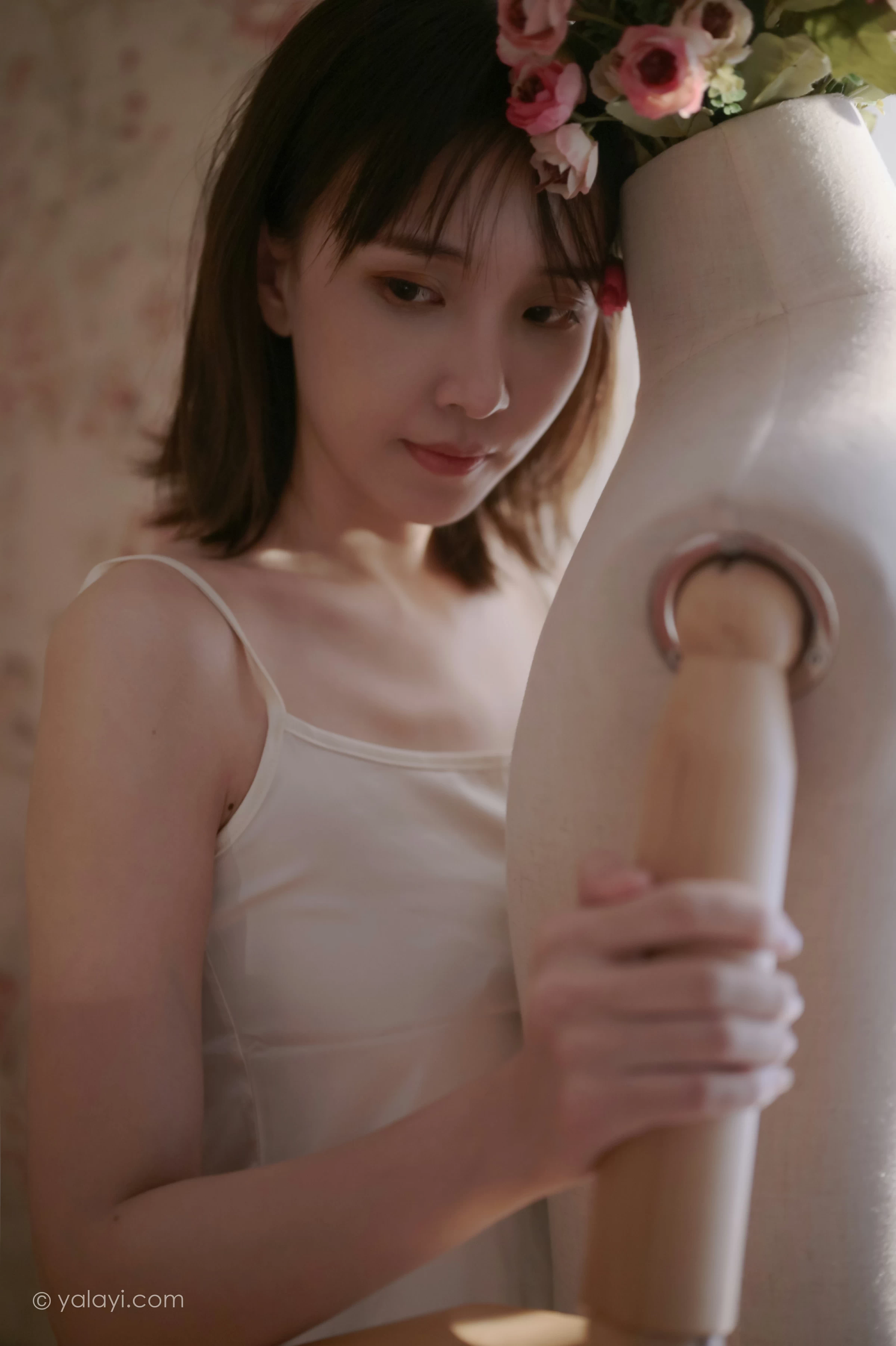 [YALAYI雅拉伊]NO.696 《孤独患者》 妍妍 白色性感小背心加粉色长裙私房写真集第4张