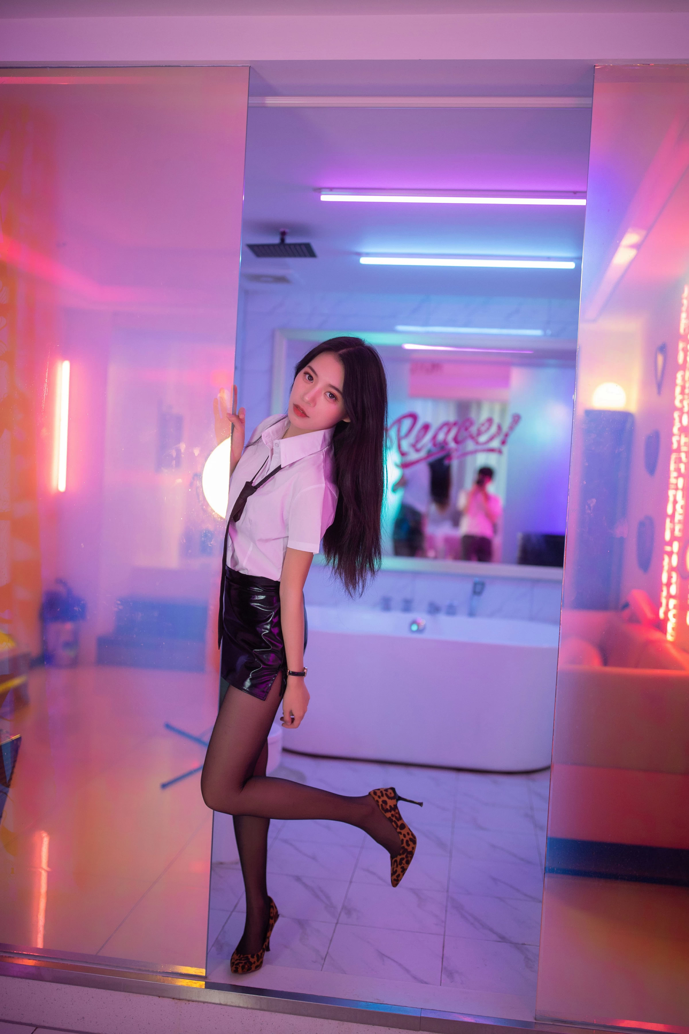 [YALAYI雅拉伊]NO.722 《霓虹甜心》 丽雅 白色衬衫与黑色短裙加黑丝美腿性感私房写真集第2张