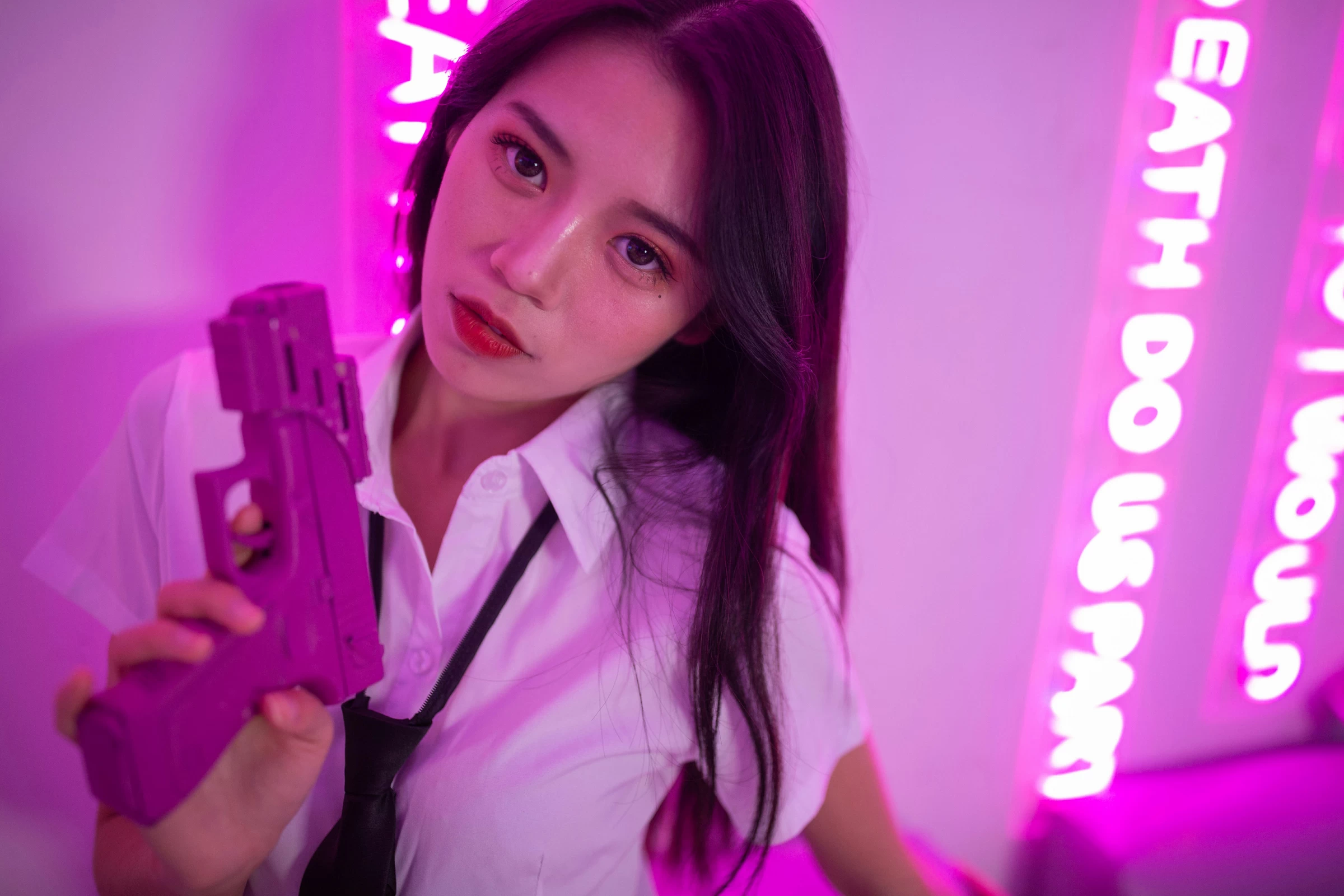 [YALAYI雅拉伊]NO.722 《霓虹甜心》 丽雅 白色衬衫与黑色短裙加黑丝美腿性感私房写真集第9张