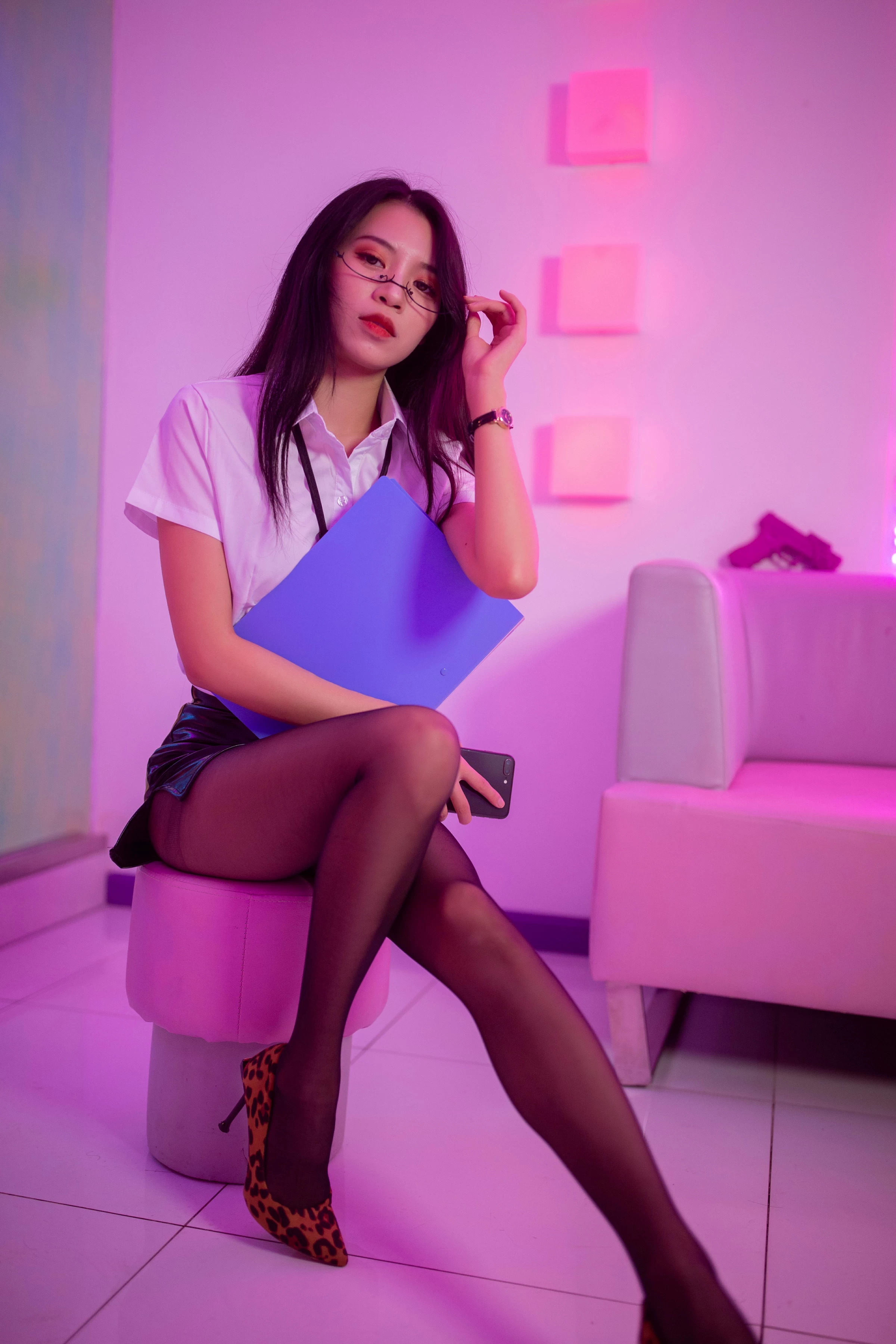 [YALAYI雅拉伊]NO.722 《霓虹甜心》 丽雅 白色衬衫与黑色短裙加黑丝美腿性感私房写真集第7张