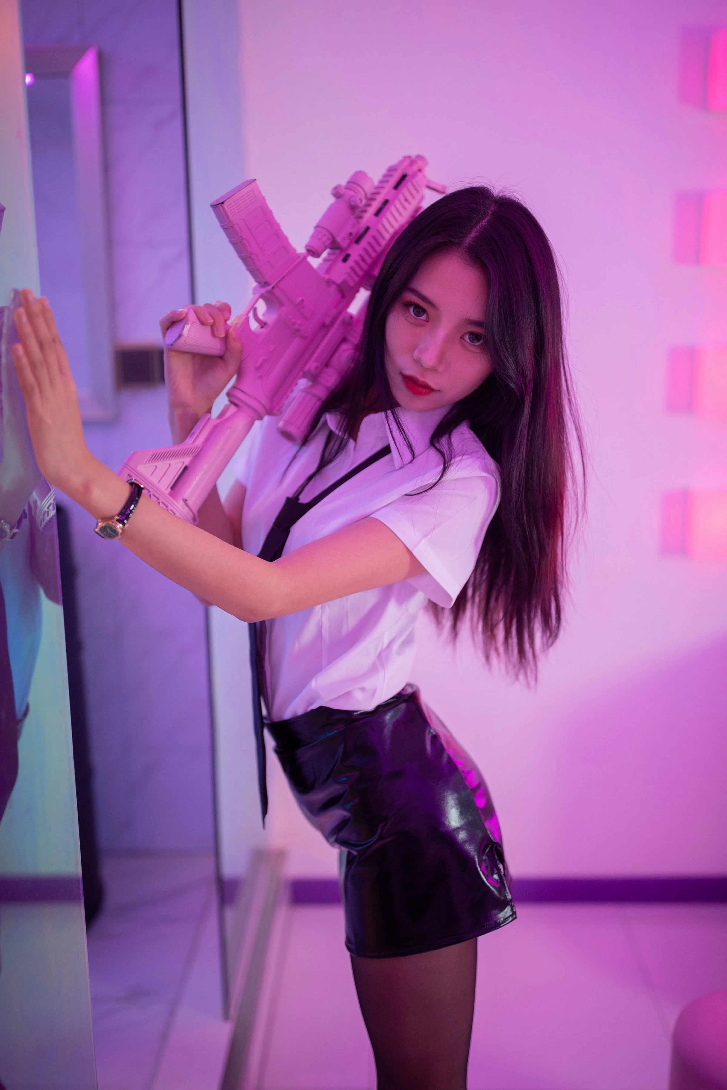 [YALAYI雅拉伊]NO.722 《霓虹甜心》 丽雅 白色衬衫与黑色短裙加黑丝美腿性感私房写真集第10张