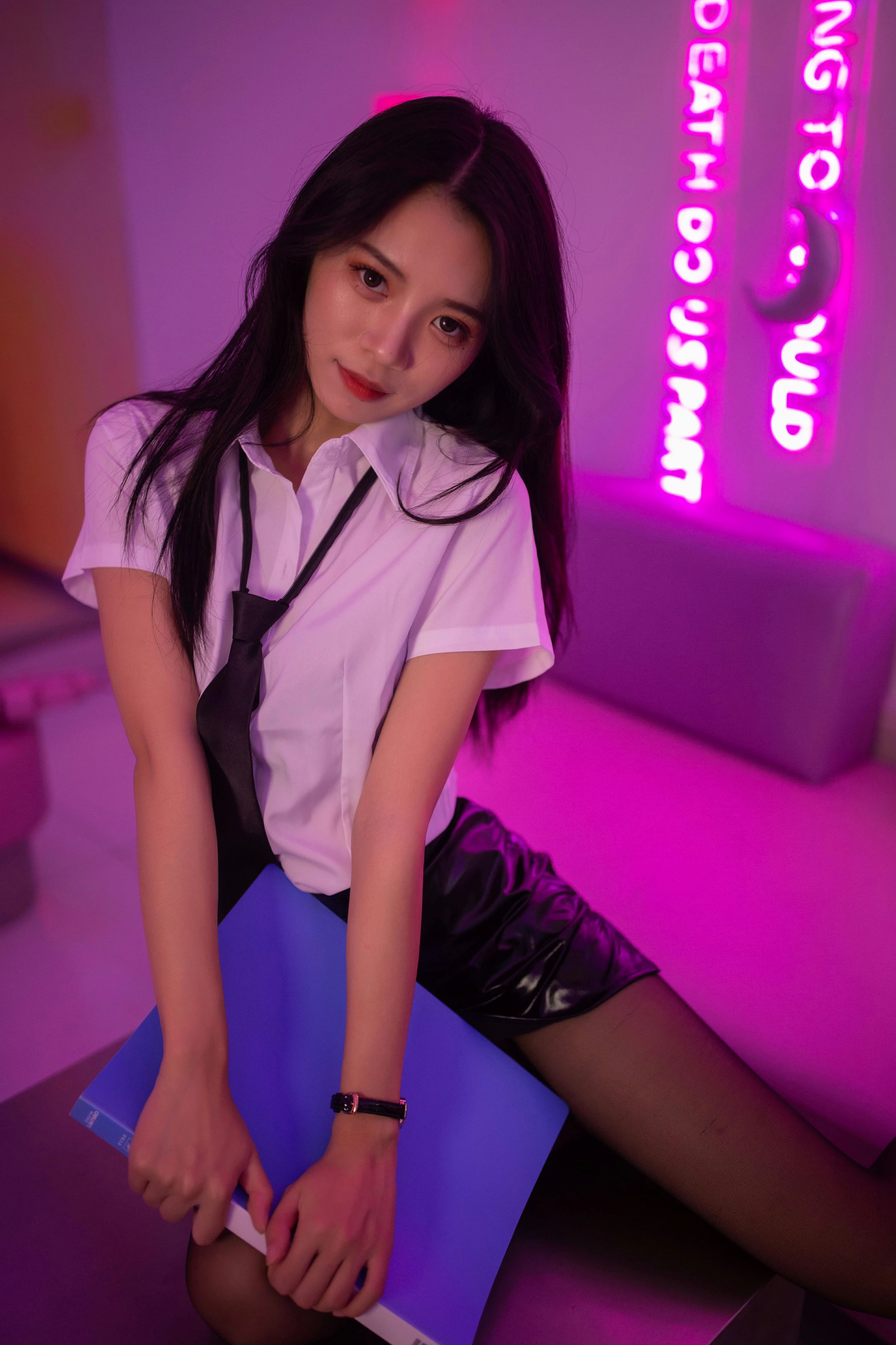 [YALAYI雅拉伊]NO.722 《霓虹甜心》 丽雅 白色衬衫与黑色短裙加黑丝美腿性感私房写真集第16张