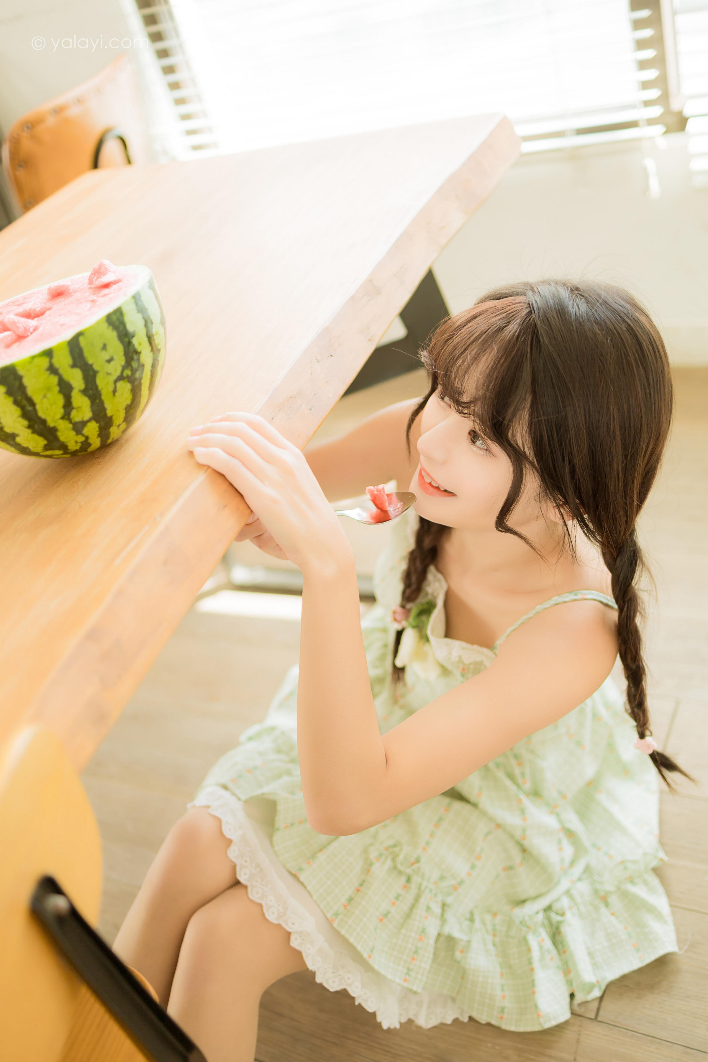 [YALAYI雅拉伊]2022.08.01 夏日甜瓜 小亭 淡青色吊带连衣裙加白色纯绵袜清纯可爱私房写真集第13张