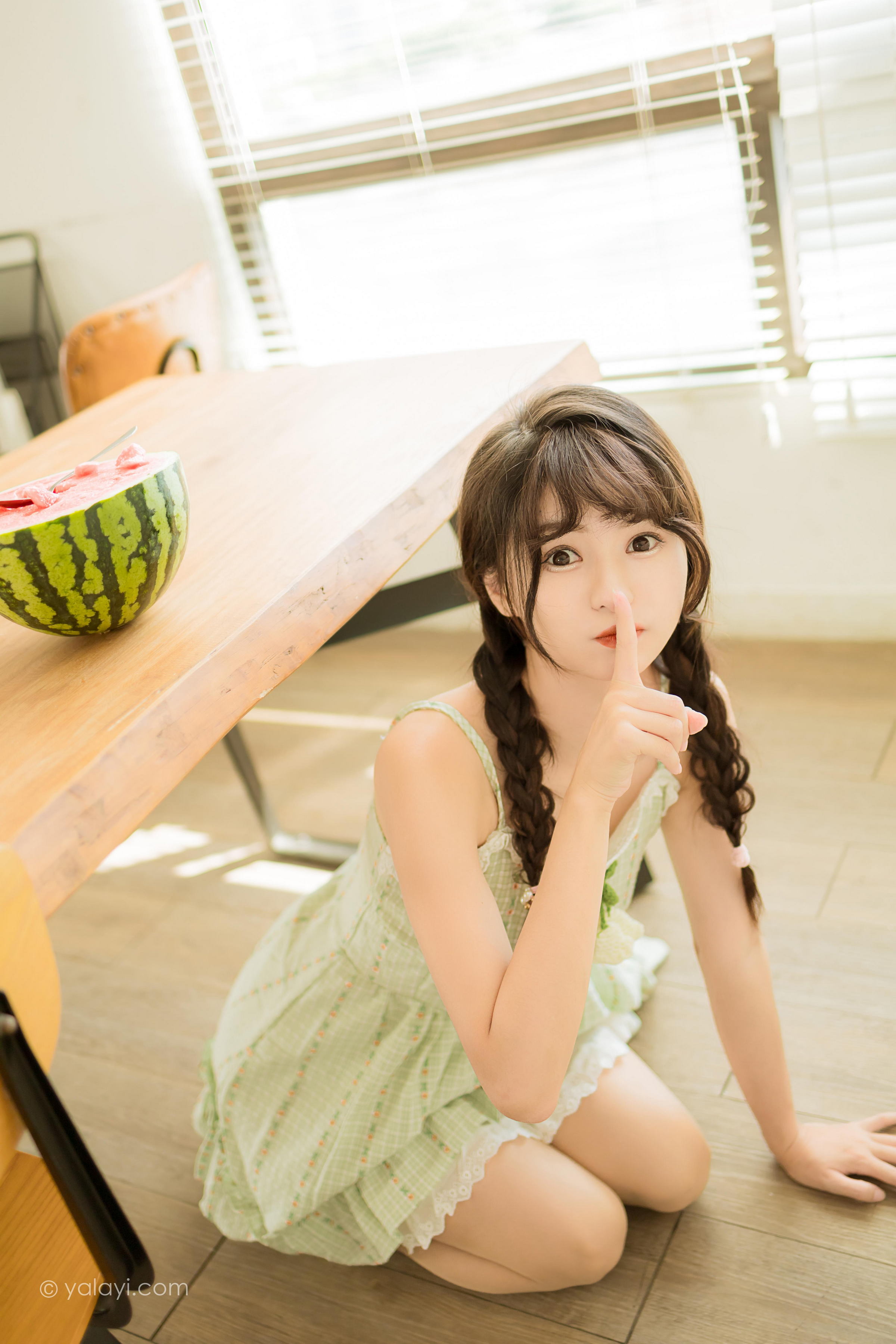 [YALAYI雅拉伊]2022.08.01 夏日甜瓜 小亭 淡青色吊带连衣裙加白色纯绵袜清纯可爱私房写真集第14张