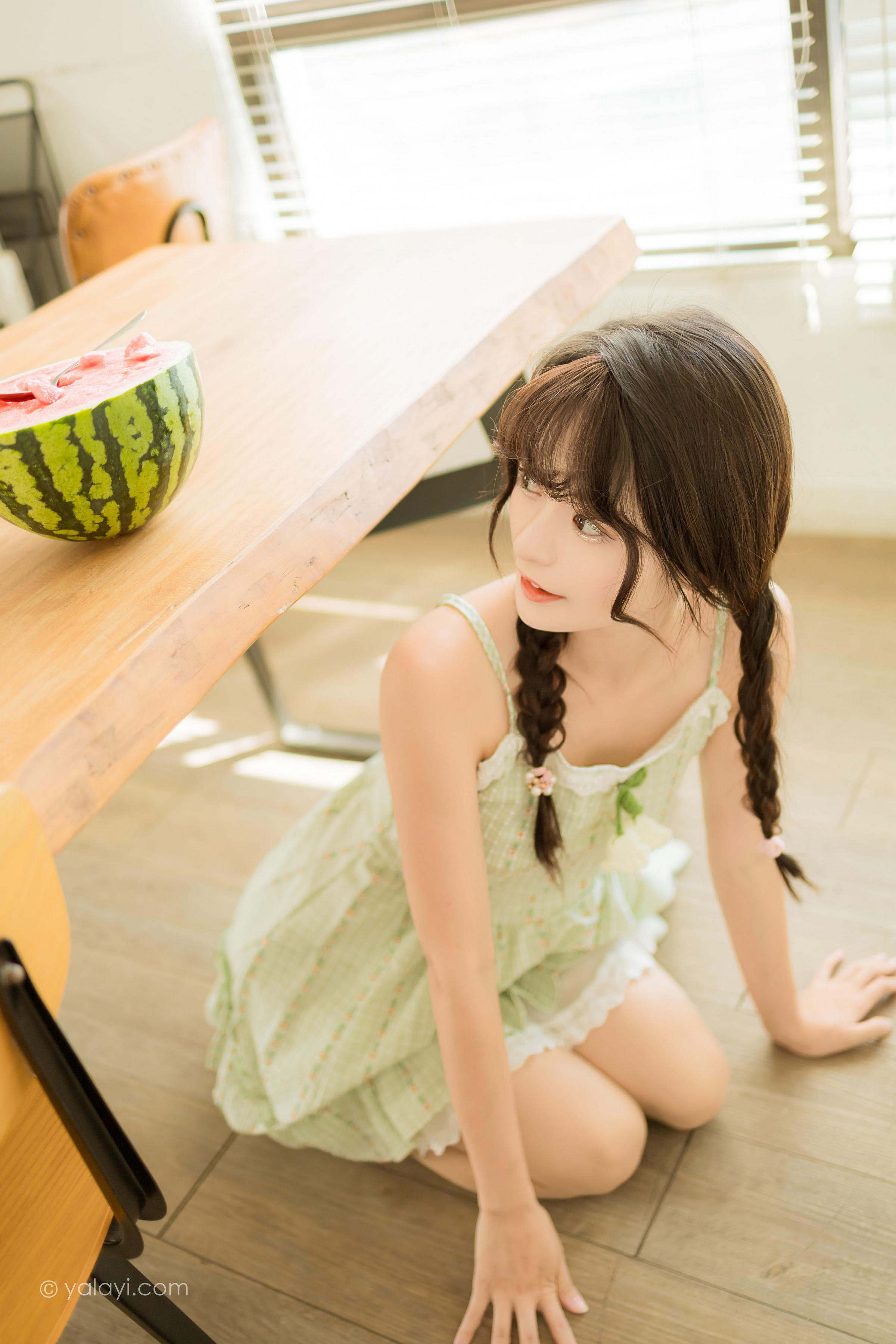 [YALAYI雅拉伊]2022.08.01 夏日甜瓜 小亭 淡青色吊带连衣裙加白色纯绵袜清纯可爱私房写真集第14张