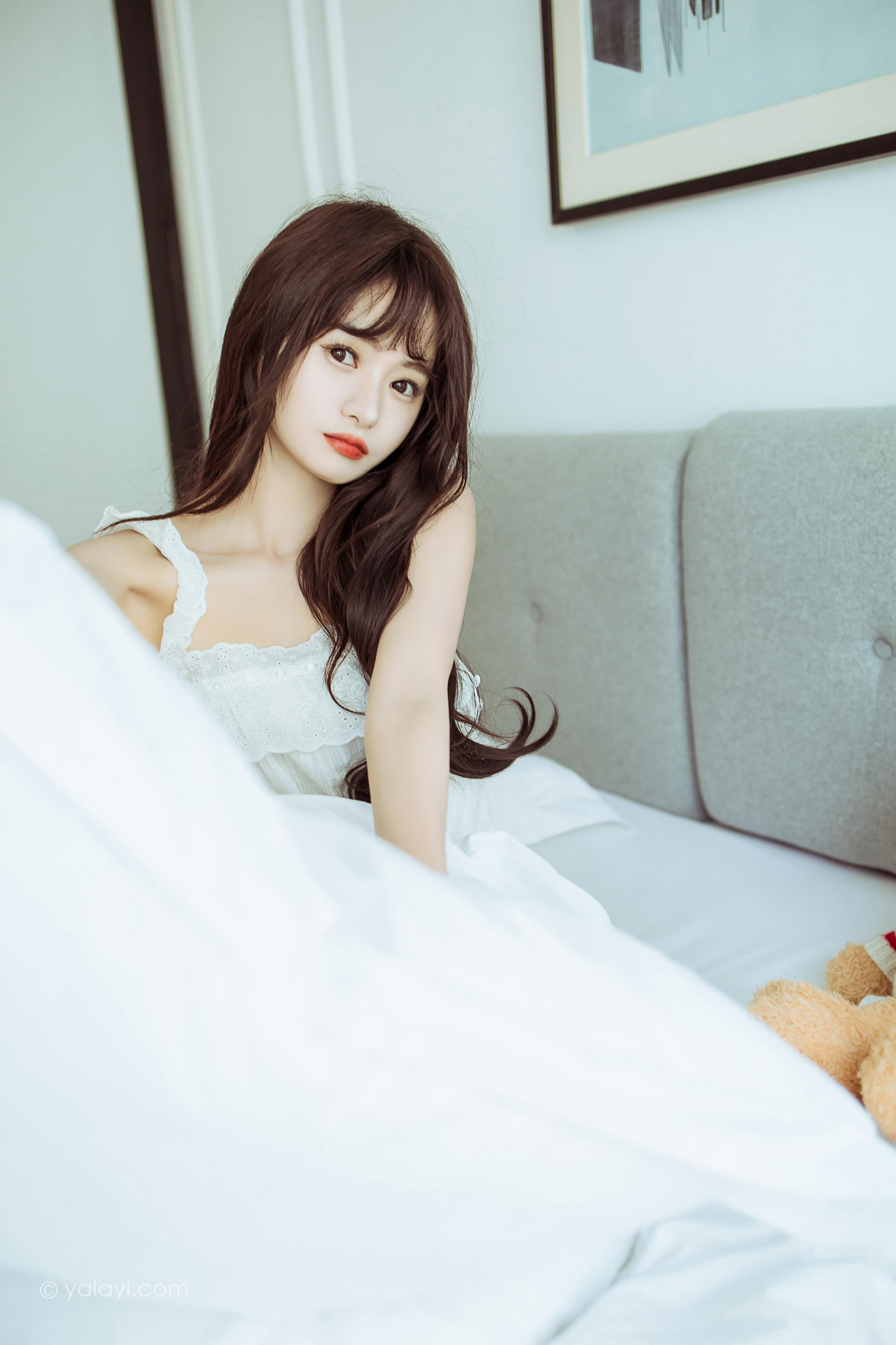 [YALAYI雅拉伊]2022.09.09 静思 小亭 白色蕾丝连衣裙与美腿玉足居家清纯写真集第3张