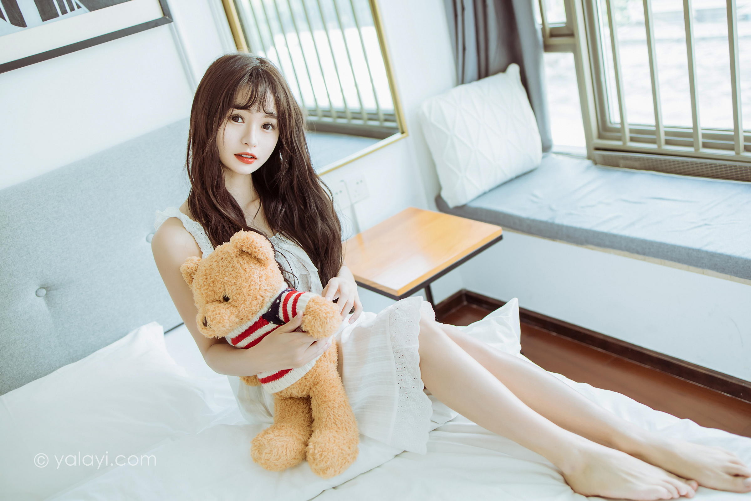 [YALAYI雅拉伊]2022.09.09 静思 小亭 白色蕾丝连衣裙与美腿玉足居家清纯写真集第1张