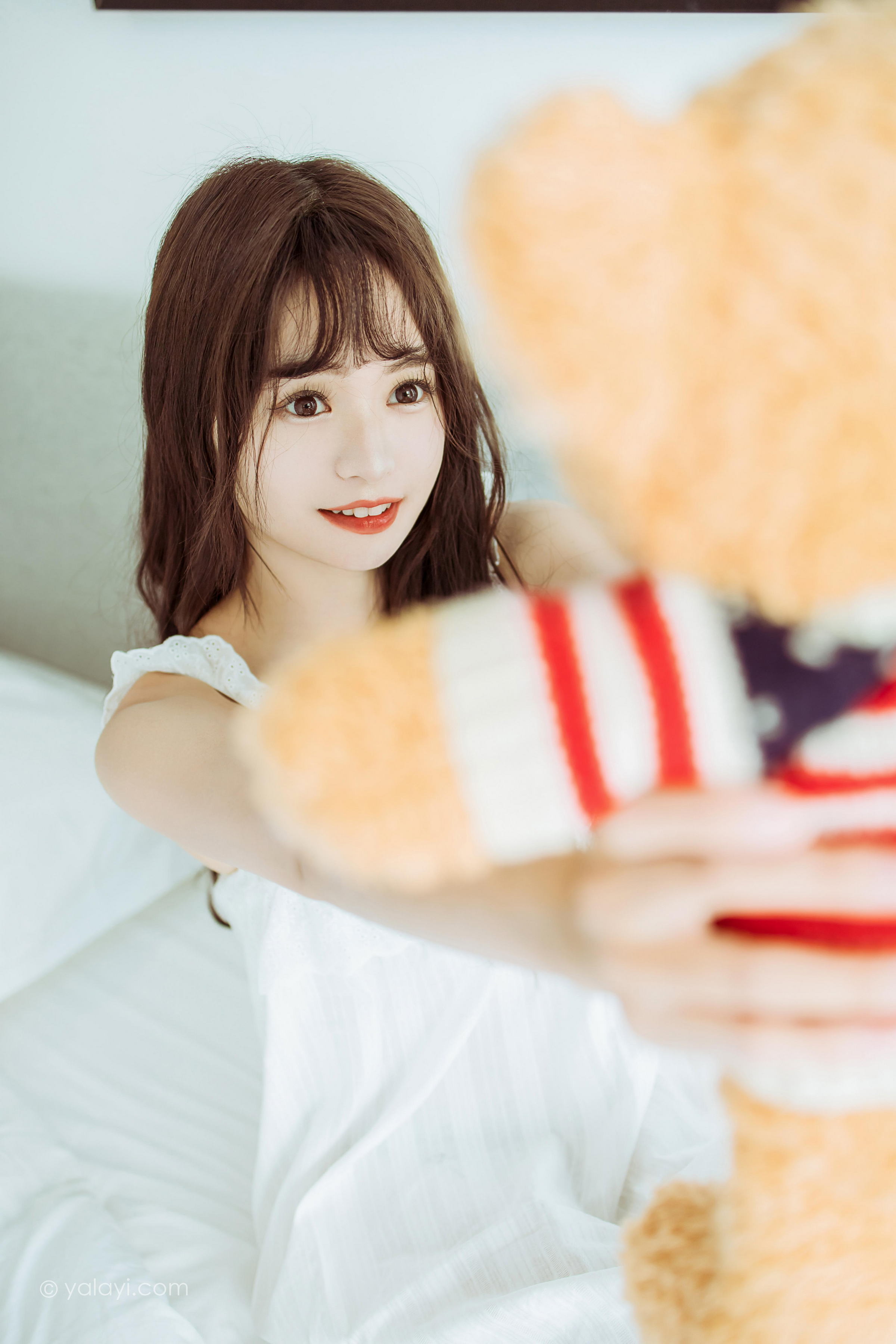 [YALAYI雅拉伊]2022.09.09 静思 小亭 白色蕾丝连衣裙与美腿玉足居家清纯写真集第13张