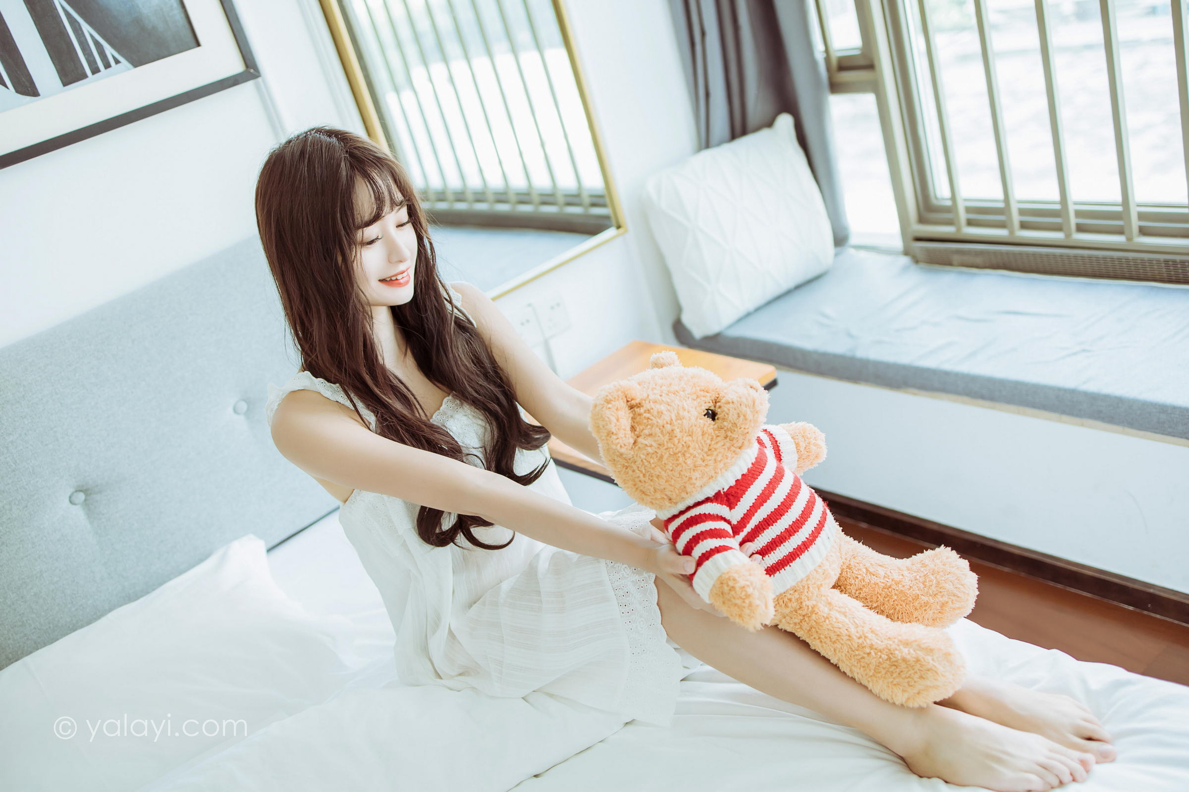 [YALAYI雅拉伊]2022.09.09 静思 小亭 白色蕾丝连衣裙与美腿玉足居家清纯写真集第15张