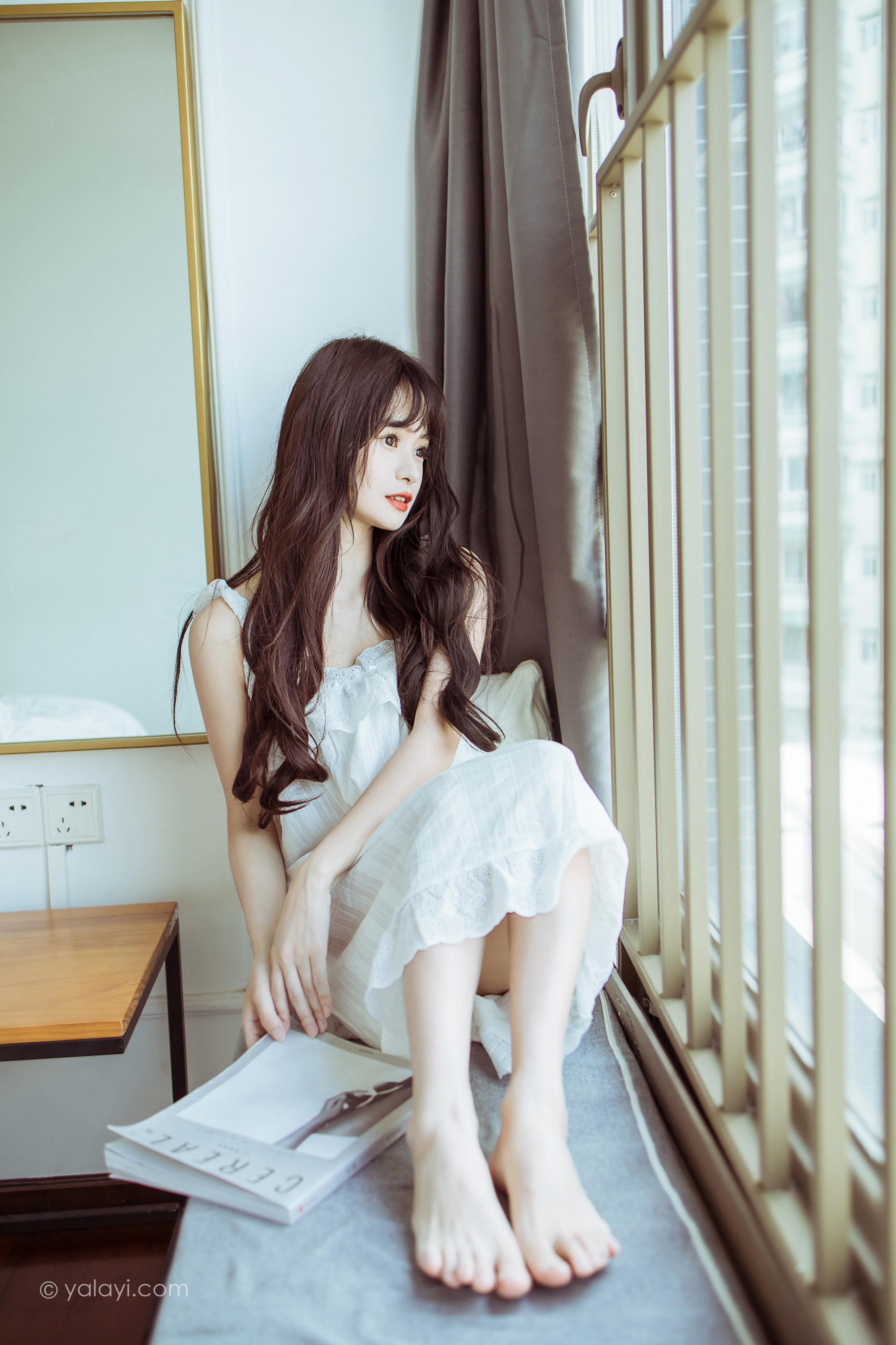[YALAYI雅拉伊]2022.09.09 静思 小亭 白色蕾丝连衣裙与美腿玉足居家清纯写真集第7张