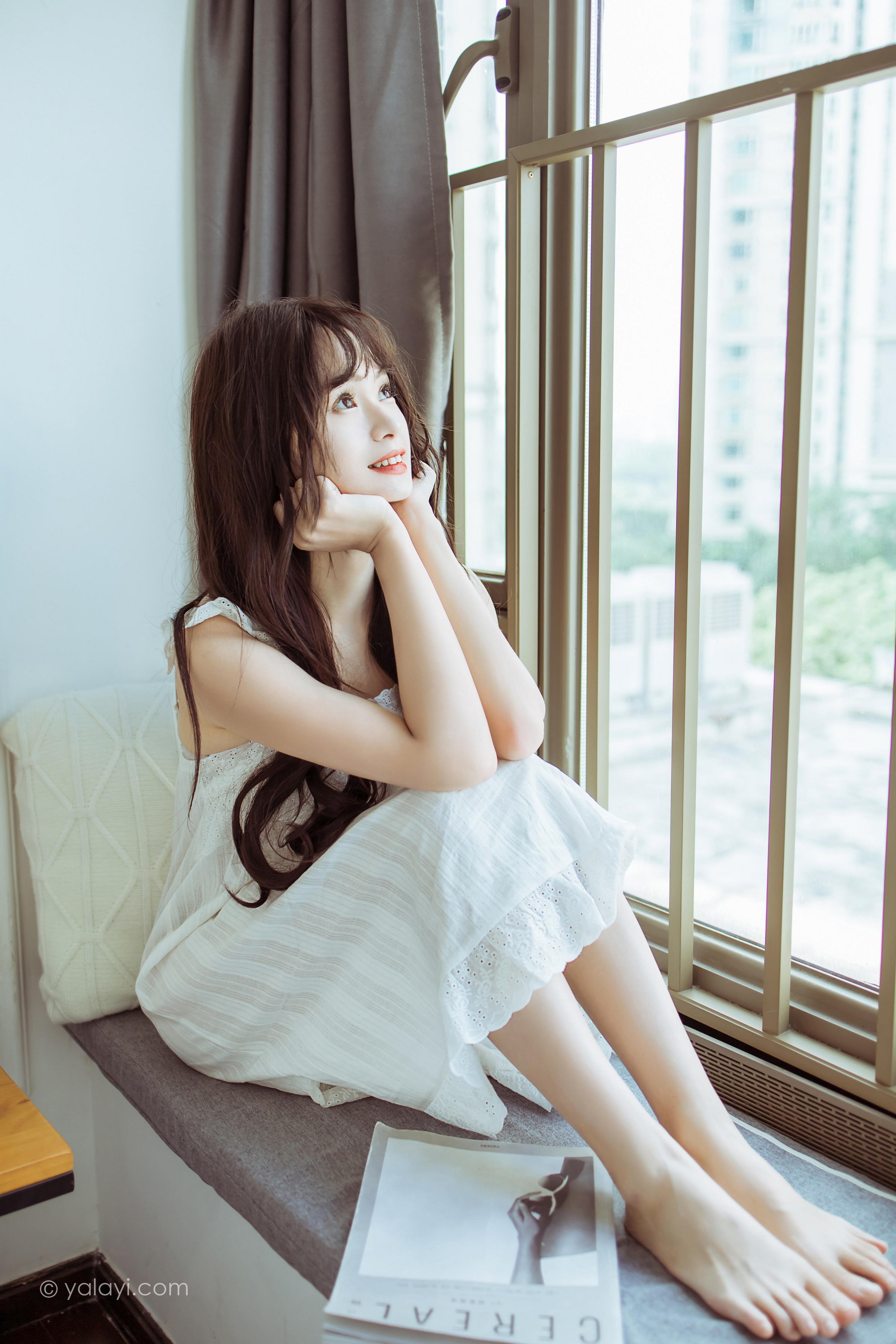 [YALAYI雅拉伊]2022.09.09 静思 小亭 白色蕾丝连衣裙与美腿玉足居家清纯写真集第6张