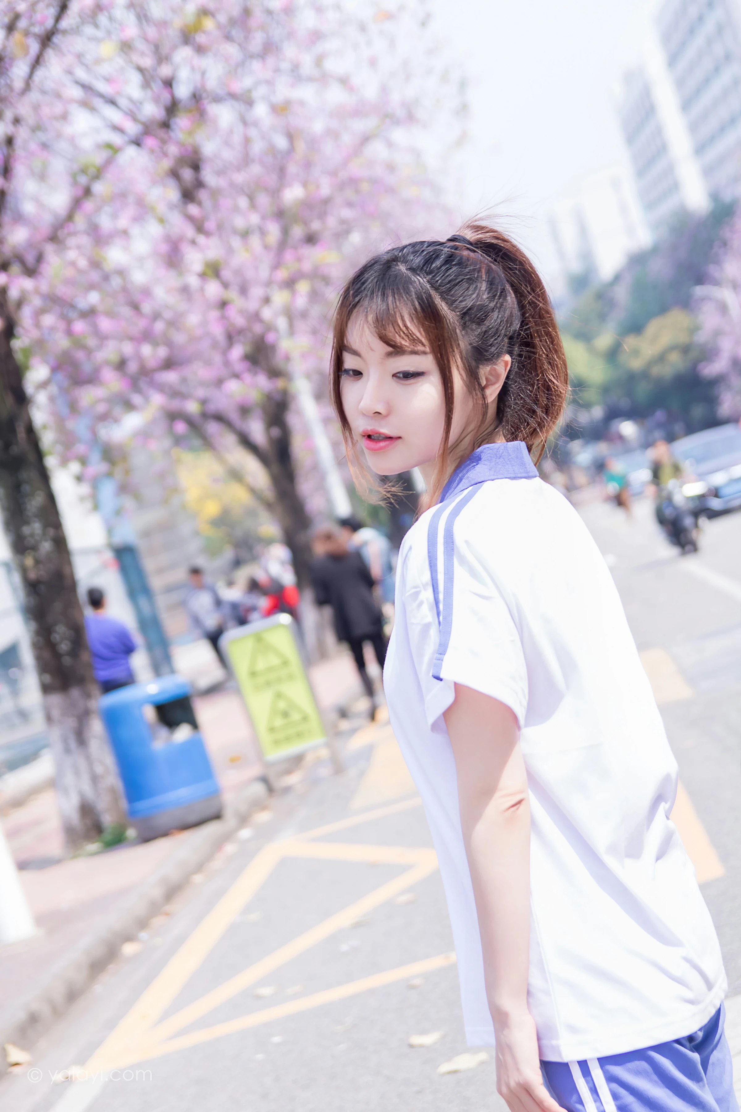 [YALAYI雅拉伊]NO.731 《那些年》 阳阳 白色短袖校服加蓝色短裤私房写真集第9张