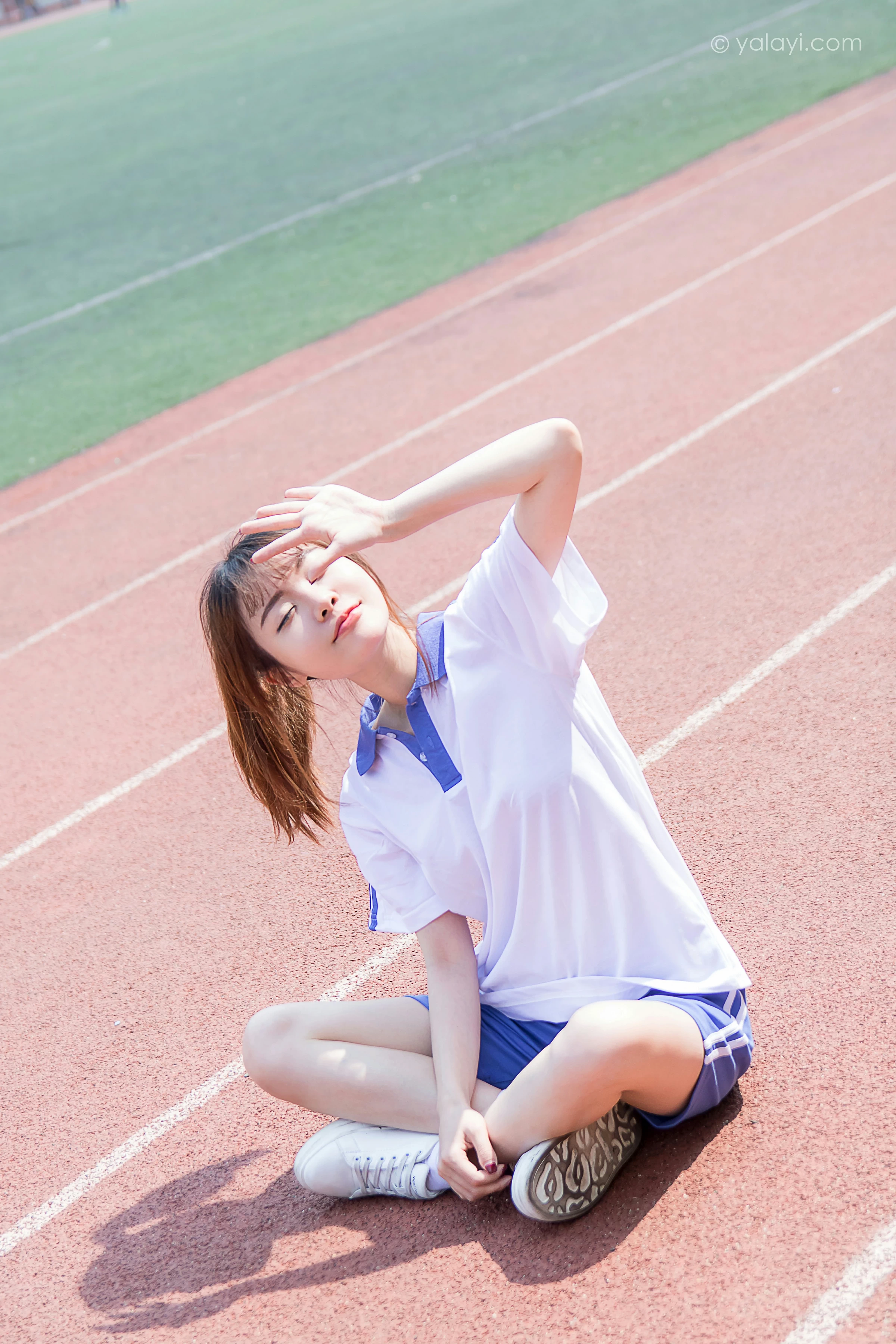 [YALAYI雅拉伊]NO.731 《那些年》 阳阳 白色短袖校服加蓝色短裤私房写真集第8张