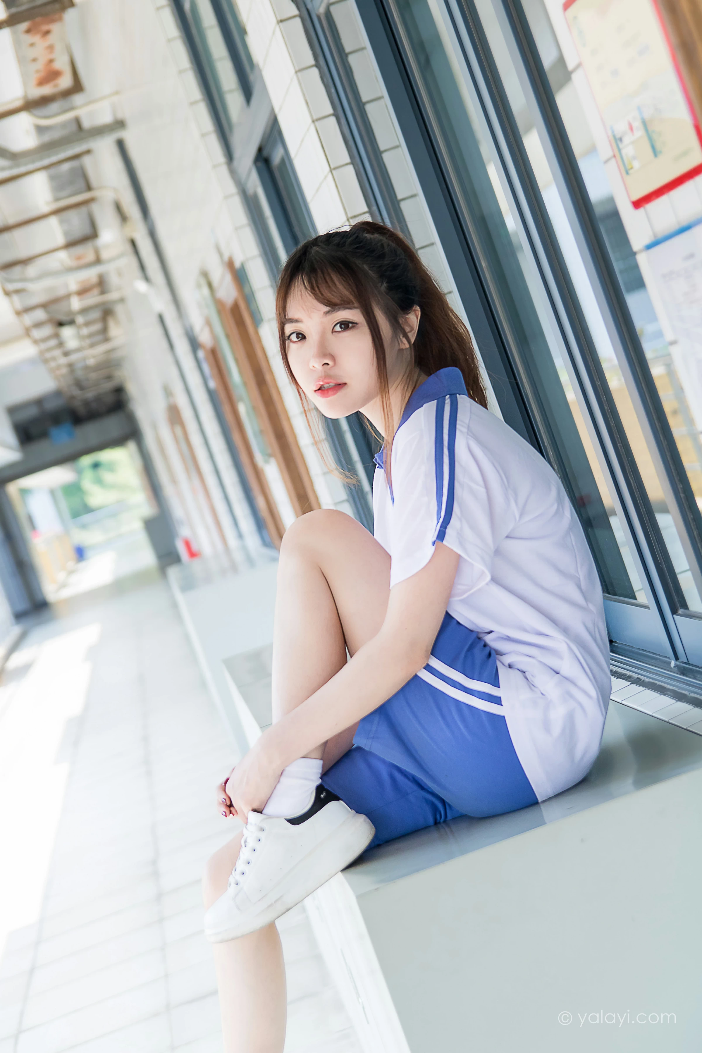 [YALAYI雅拉伊]NO.731 《那些年》 阳阳 白色短袖校服加蓝色短裤私房写真集第12张