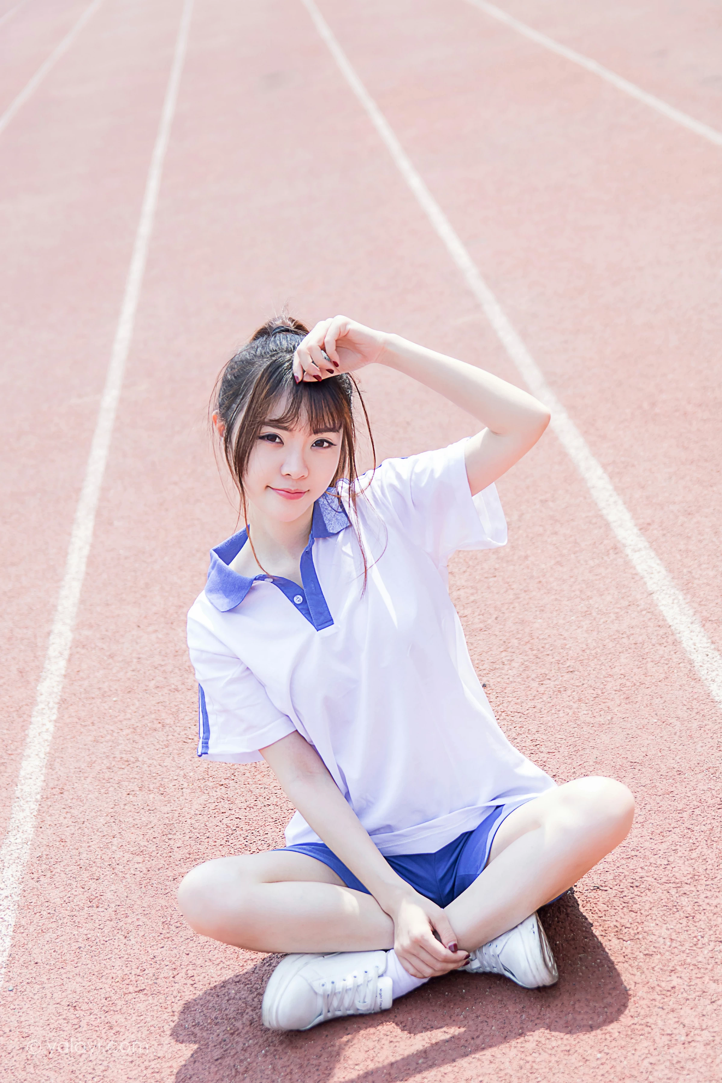 [YALAYI雅拉伊]NO.731 《那些年》 阳阳 白色短袖校服加蓝色短裤私房写真集第8张