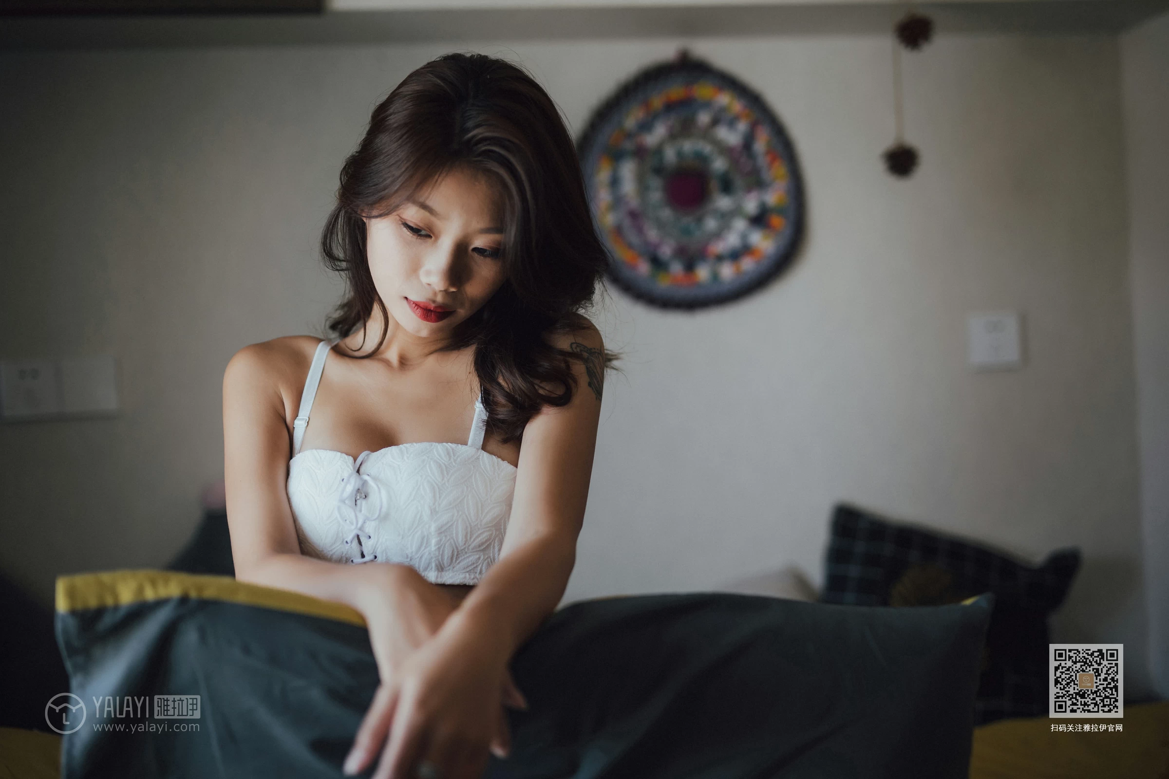 [YALAYI雅拉伊]Vol.448 靡靡之音 静初 白色蕾丝内衣居家性感私房写真集第3张