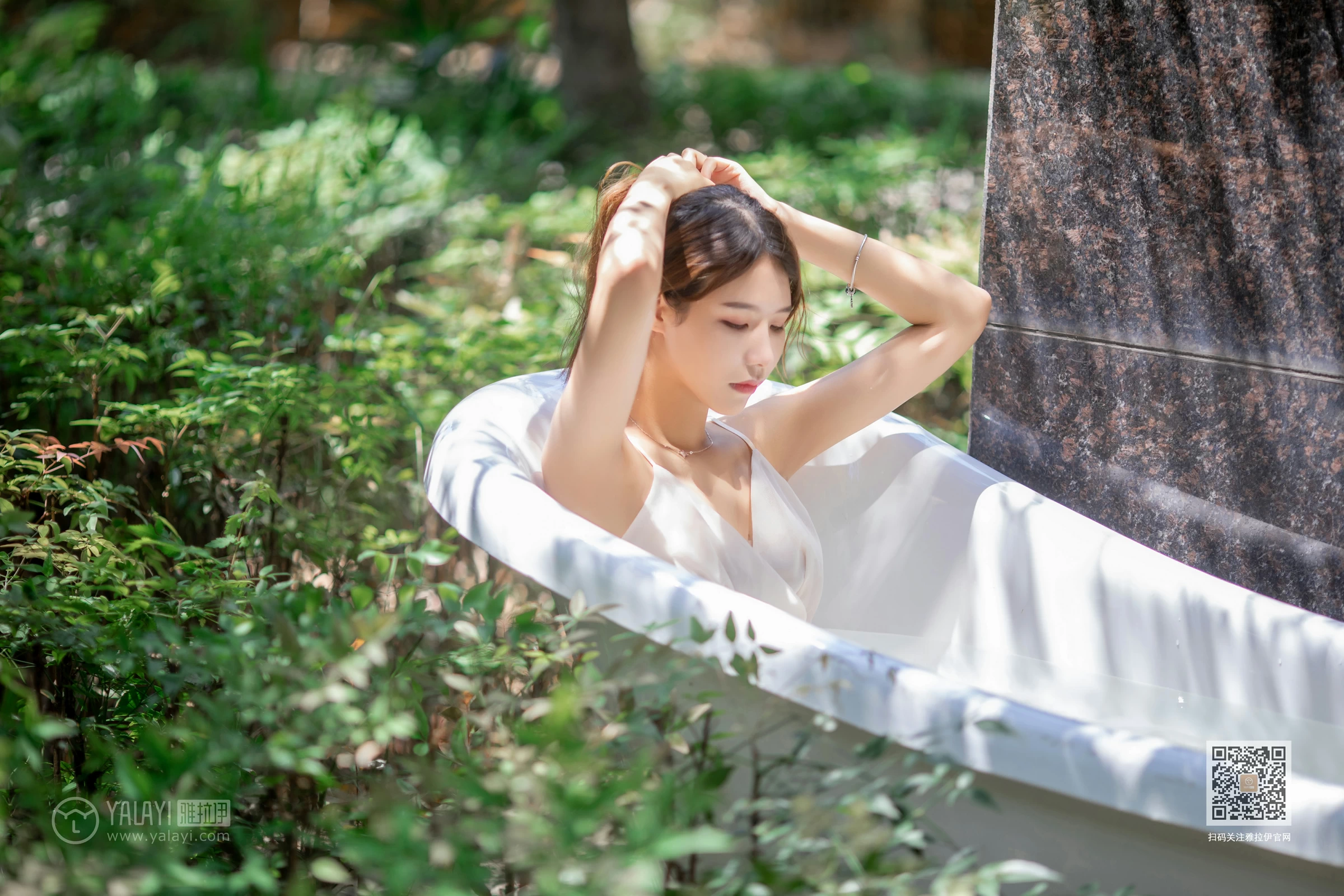 [YALAYI雅拉伊]Vol.453 天浴 令狐美 白色吊带透视连衣裙性感私房写真集第14张