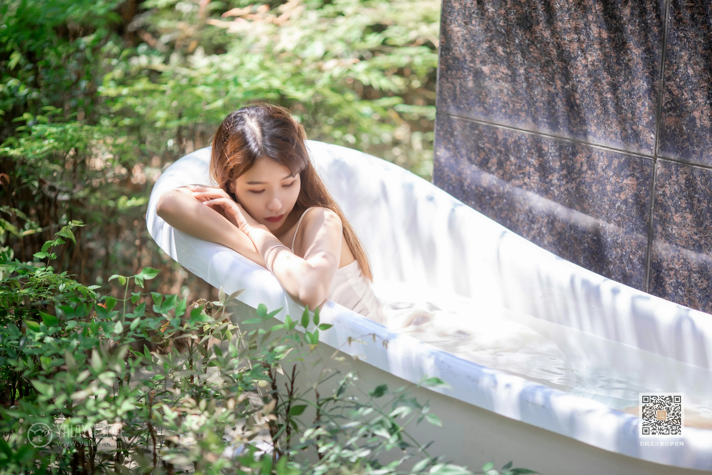 [YALAYI雅拉伊]Vol.453 天浴 令狐美 白色吊带透视连衣裙性感私房写真集第15张