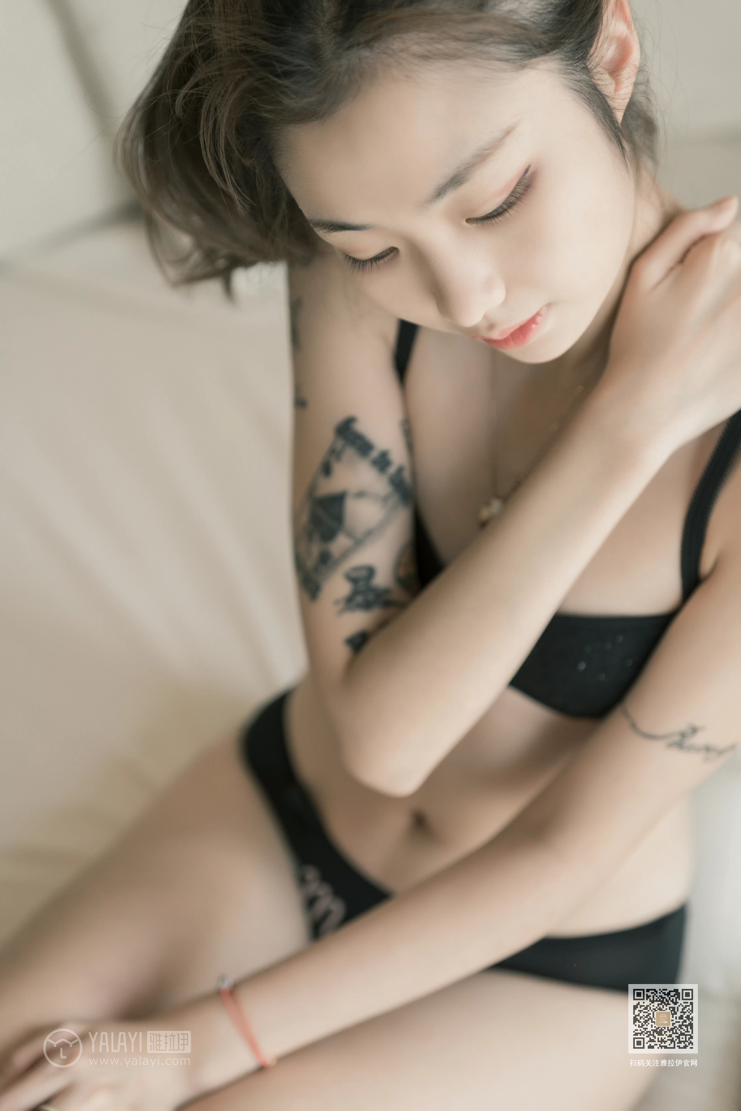 [YALAYI雅拉伊]Vol.452 刺青女孩儿 鸭鸭 黑色性感内衣居家私房写真集第3张