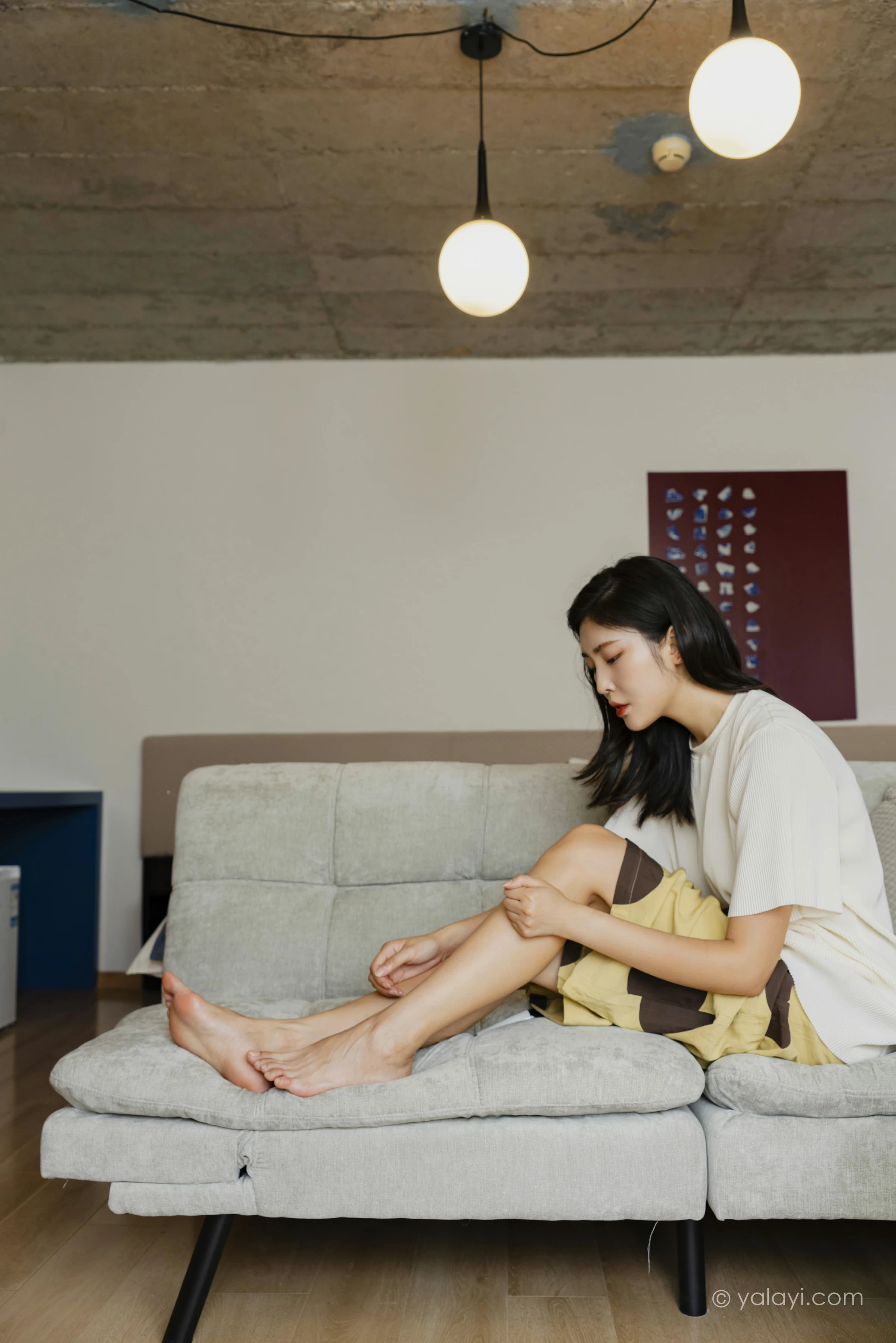 [YALAYI雅拉伊]NO.698 《亲爱的请放松》 苍儿 白色短袖加黄色短裤居家私房写真集第4张