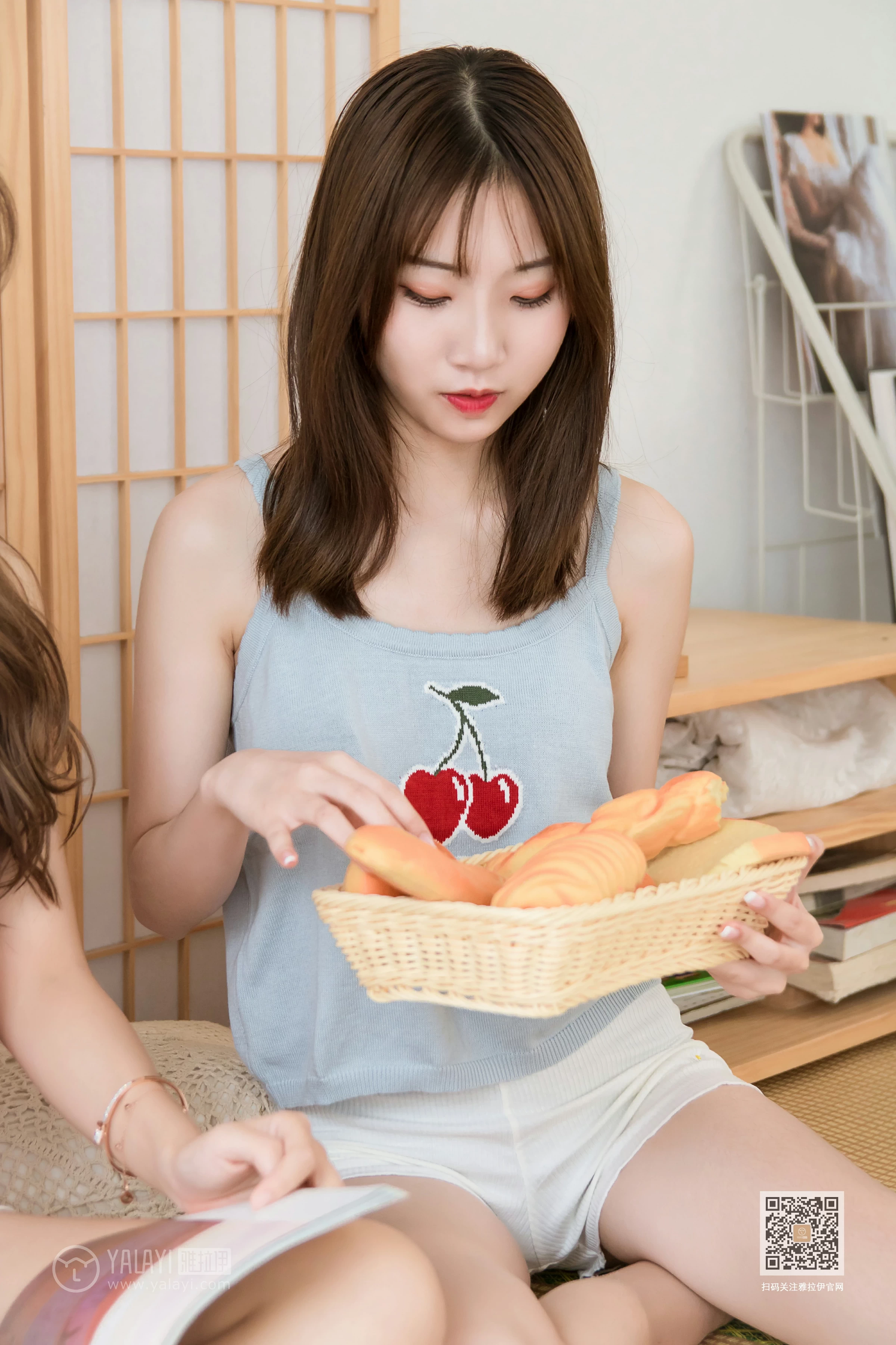 [YALAYI雅拉伊]Vol.465 樱桃姐妹花 大乔小乔 性感小背心加白色短裤私房写真集第9张