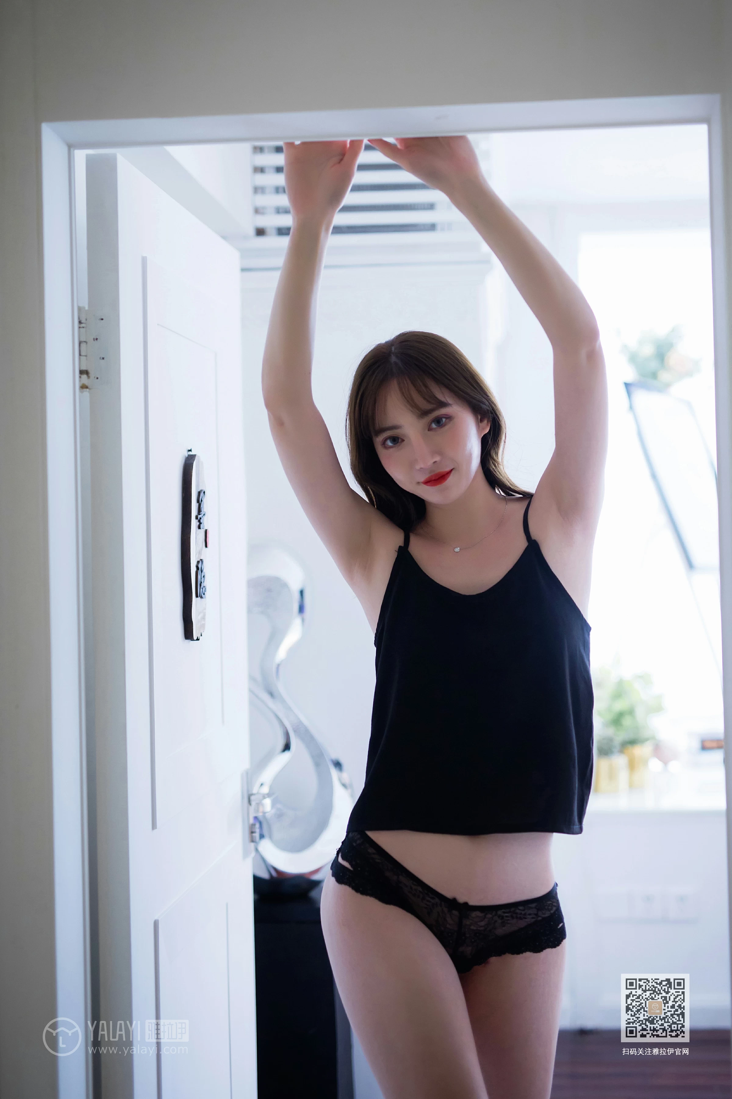[YALAYI雅拉伊]Vol.477 小吊带 白雪 黑色背心加黑色蕾丝内裤性感私房写真集第2张