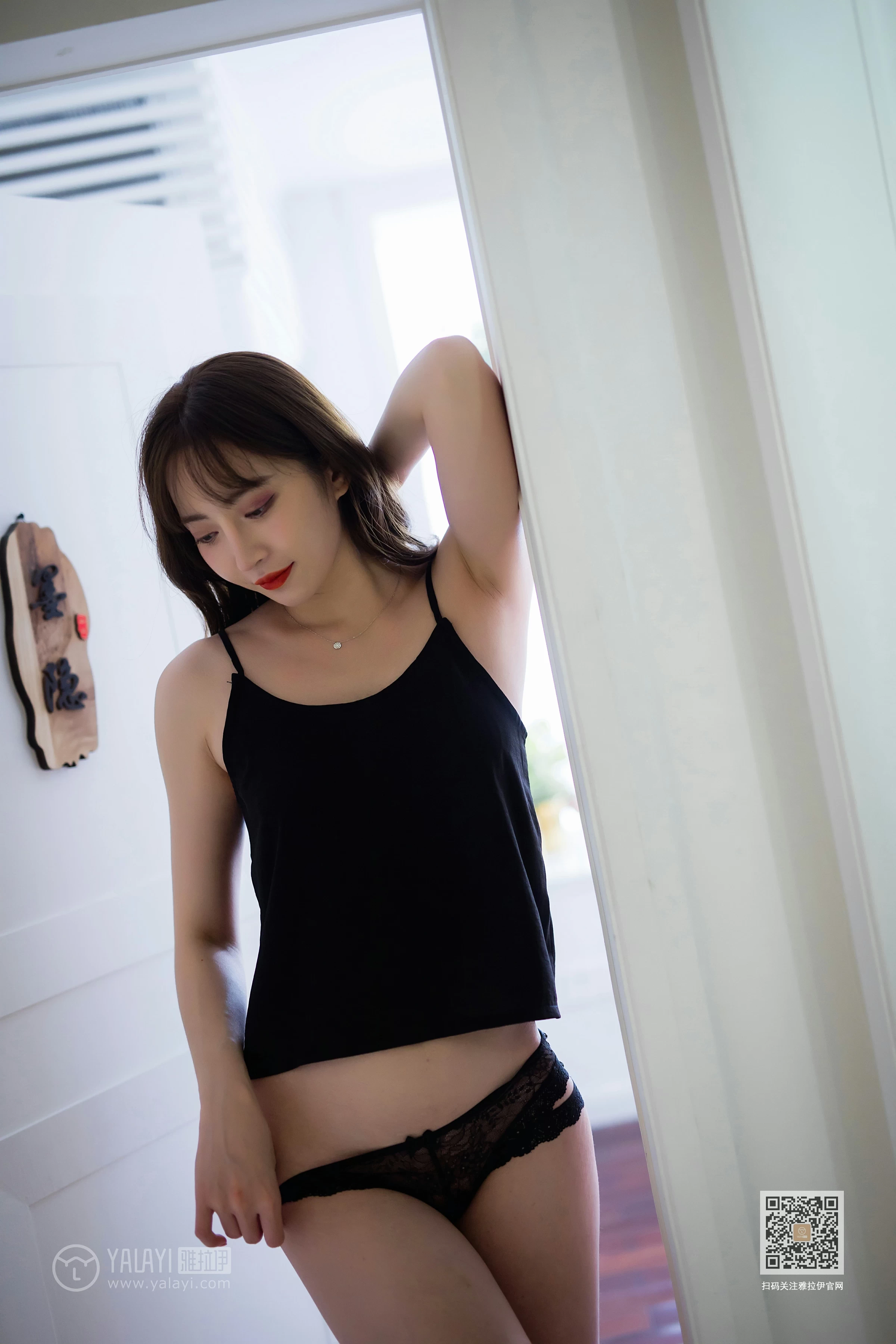 [YALAYI雅拉伊]Vol.477 小吊带 白雪 黑色背心加黑色蕾丝内裤性感私房写真集第3张