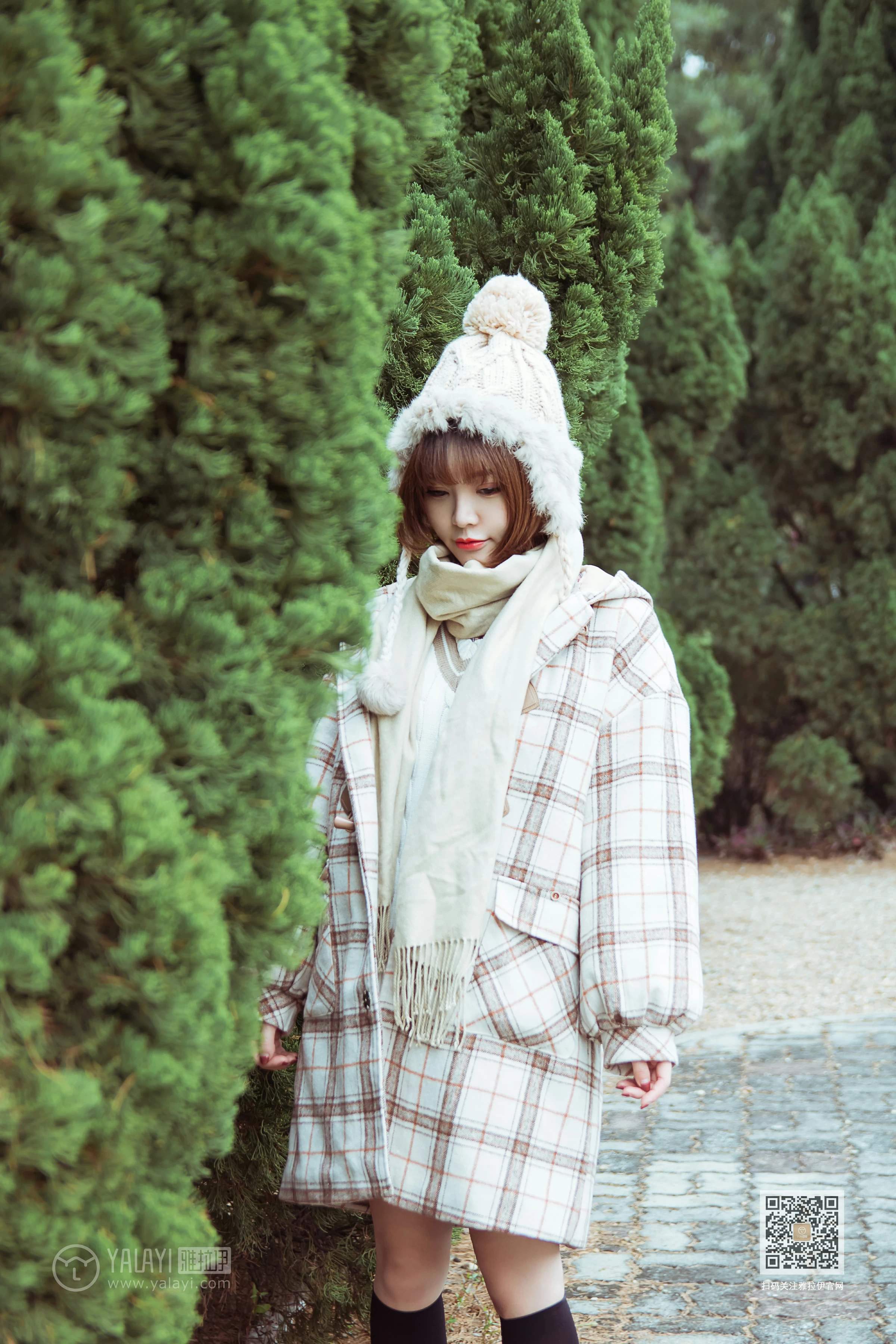[YALAYI雅拉伊]Vol.515 冬日 阳阳 白色大衣加黑色短裙清纯可爱私房写真集第2张