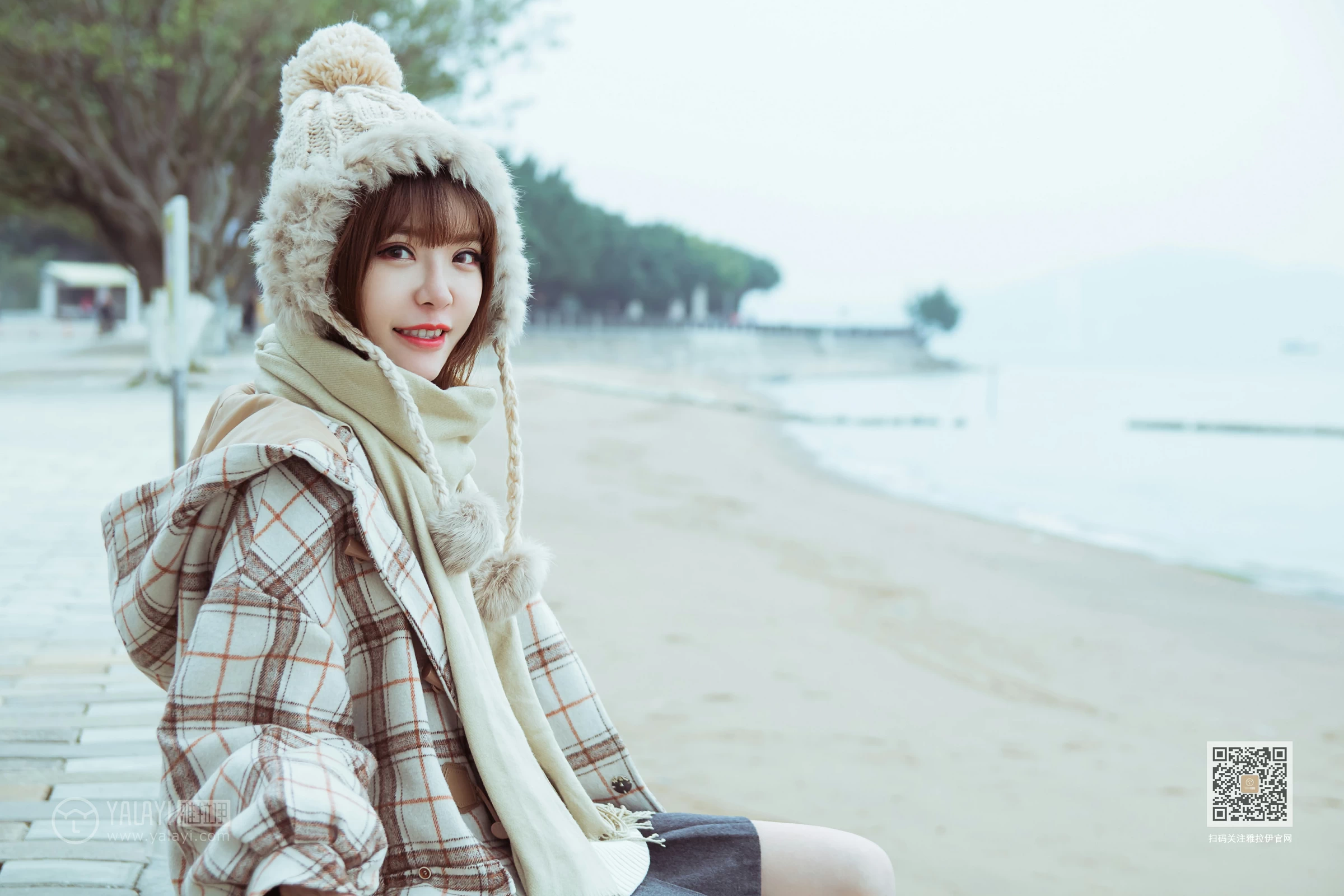 [YALAYI雅拉伊]Vol.515 冬日 阳阳 白色大衣加黑色短裙清纯可爱私房写真集第13张