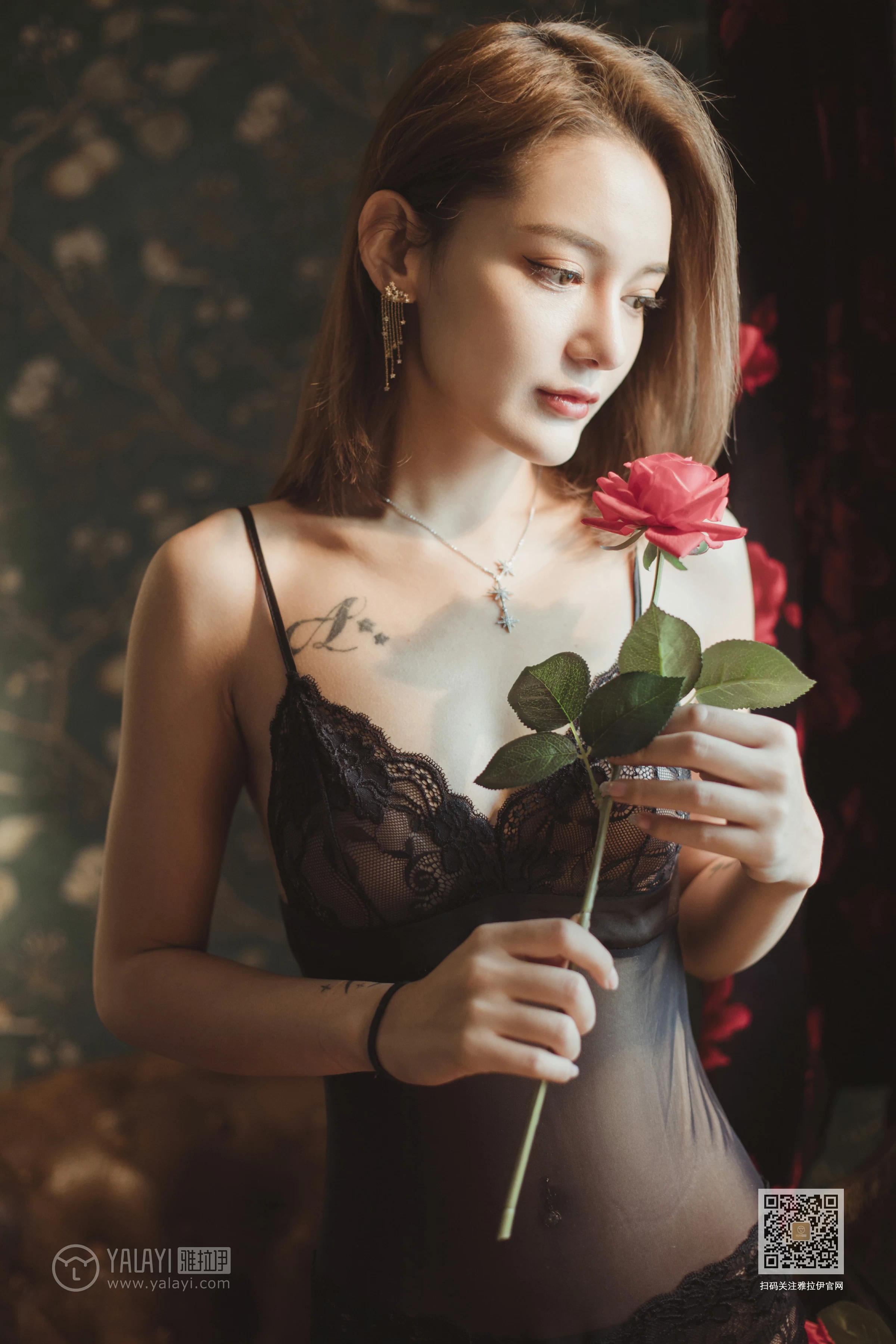 [YALAYI雅拉伊]Vol.519 绿里蔷薇 刘子扬 黑色透视情趣内衣性感私房写真集第4张