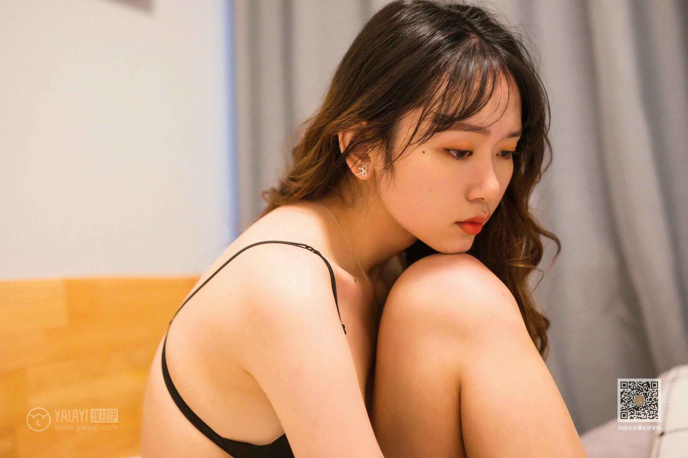 [YALAYI雅拉伊]Vol.532 醒不来的梦 晓琳 黑色内衣加牛仔热裤性感私房写真集第3张