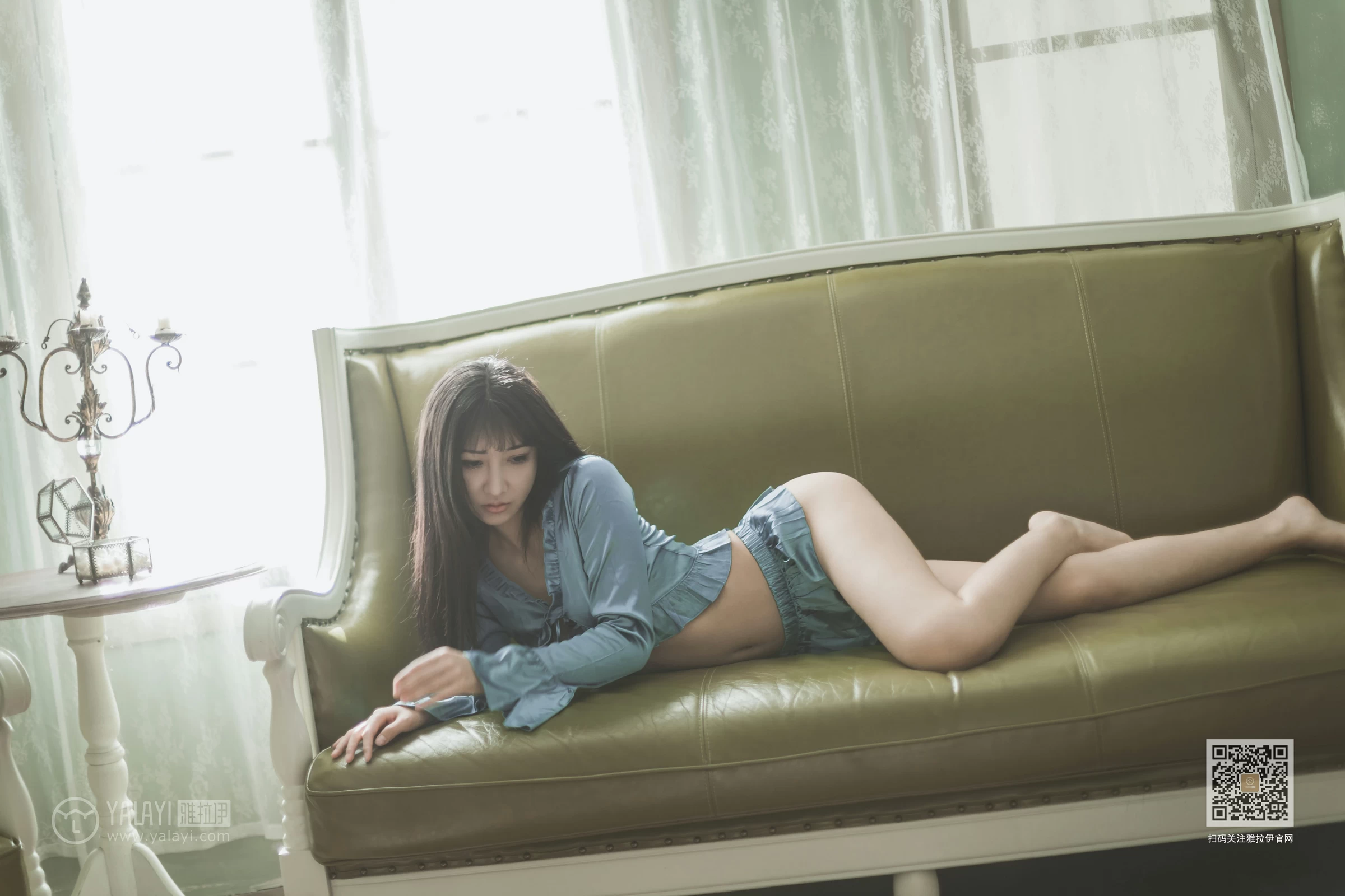 [YALAYI雅拉伊]Vol.527 坐我身边 韩熙 银色高腰上衣加情趣短裙性感私房写真集第3张