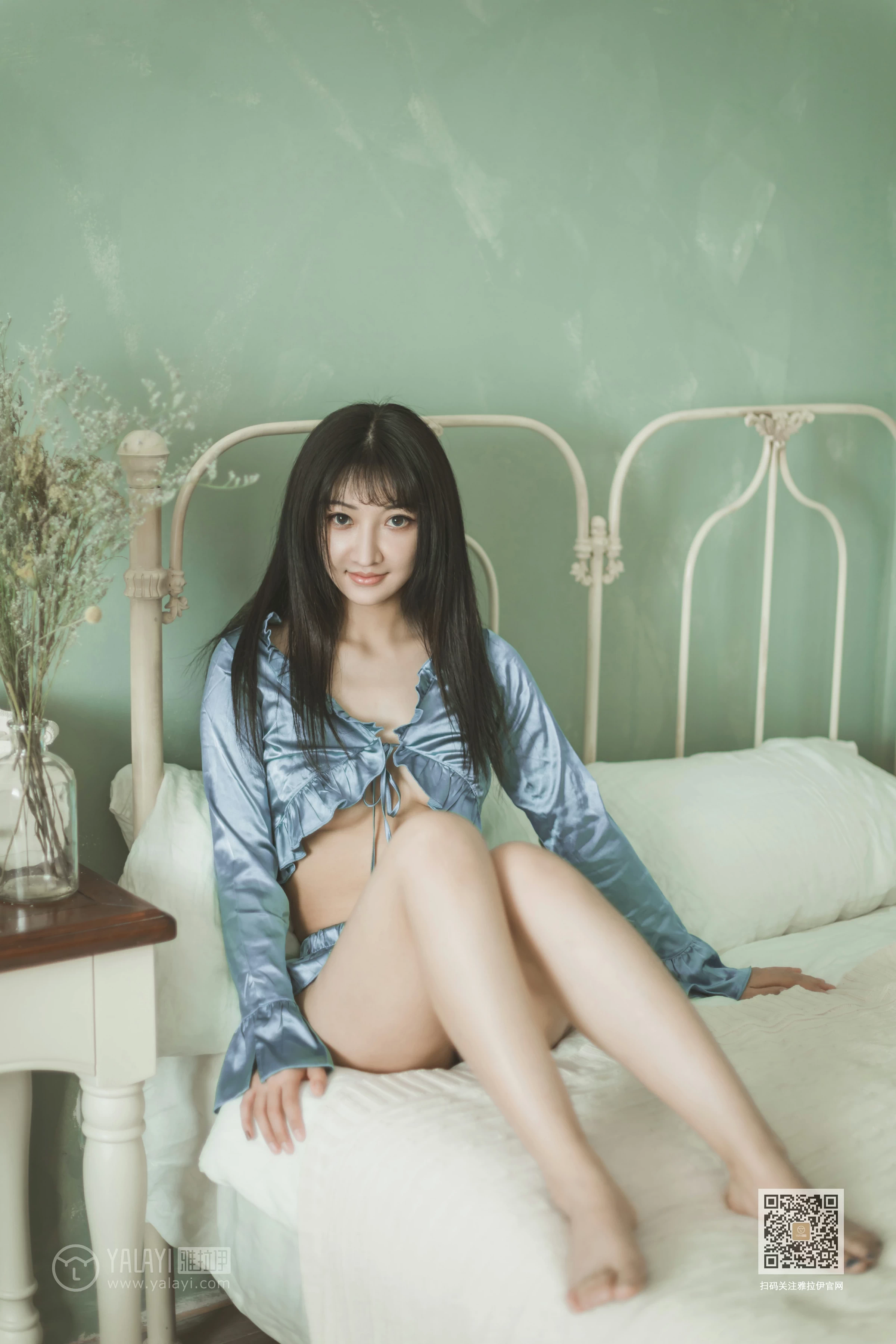 [YALAYI雅拉伊]Vol.527 坐我身边 韩熙 银色高腰上衣加情趣短裙性感私房写真集第8张