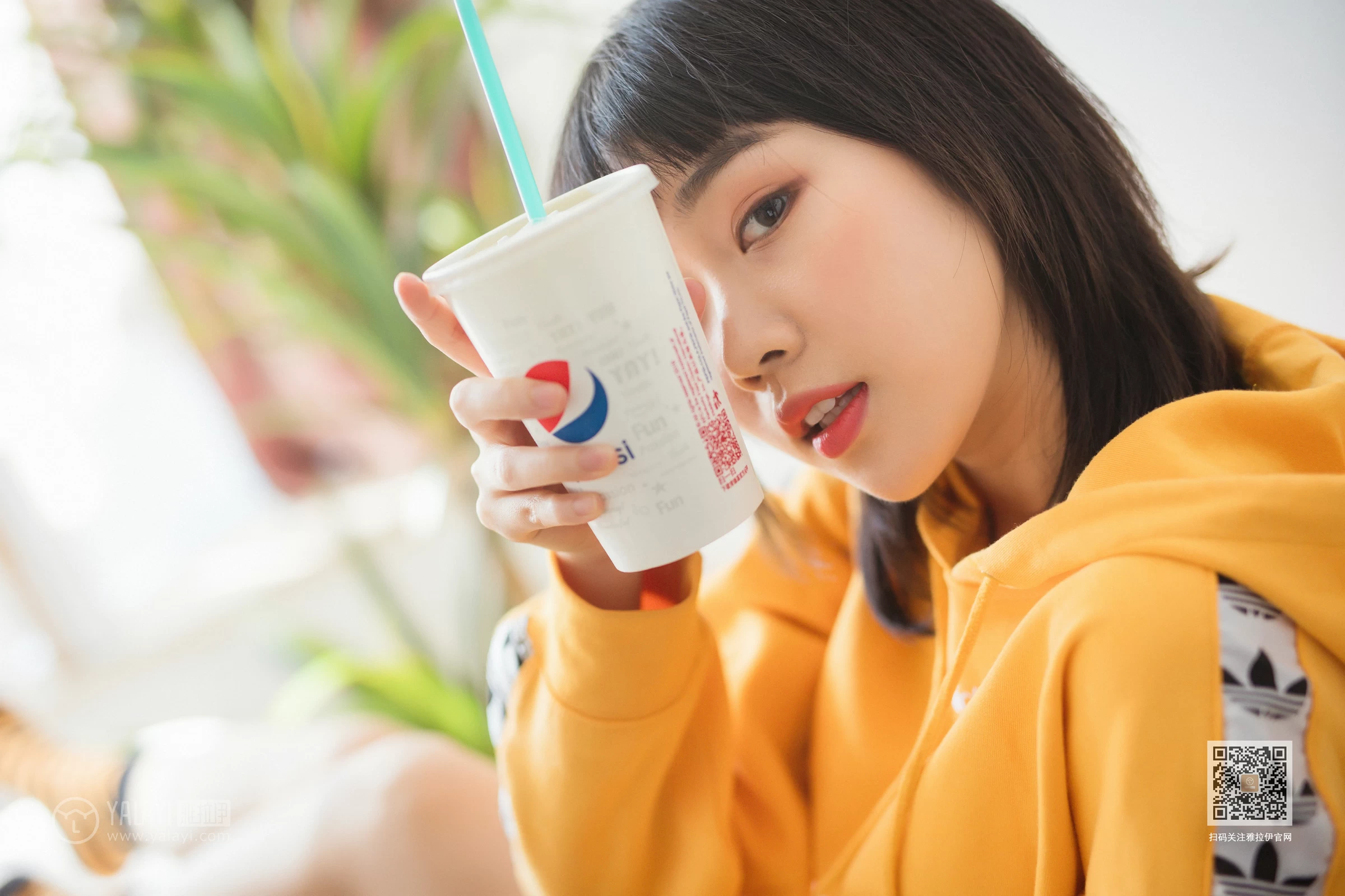 [YALAYI雅拉伊]Vol.528 缤纷阳光 粉粉 橙色卫衣加白色性感内衣私房写真集第3张