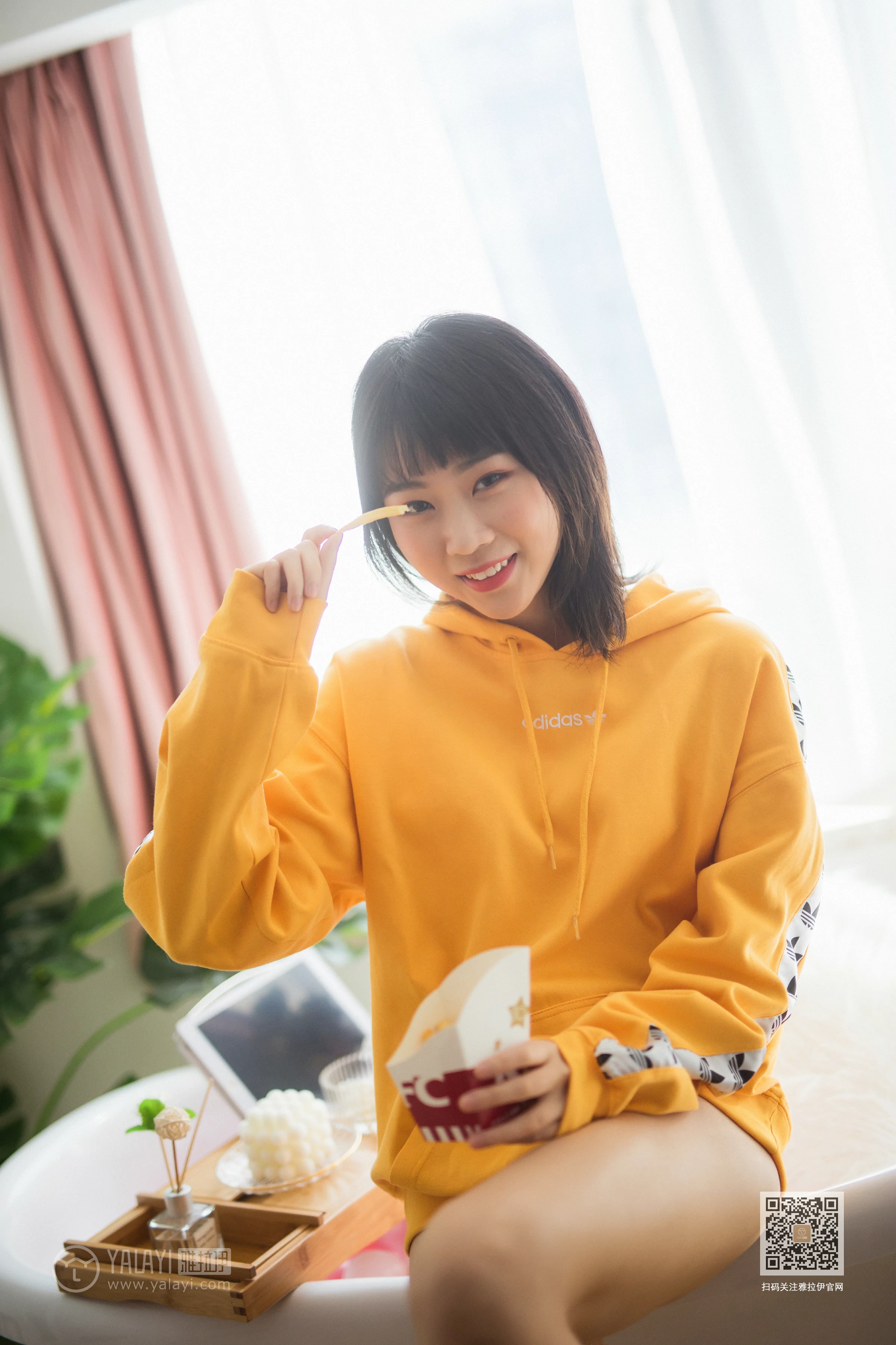 [YALAYI雅拉伊]Vol.528 缤纷阳光 粉粉 橙色卫衣加白色性感内衣私房写真集第5张