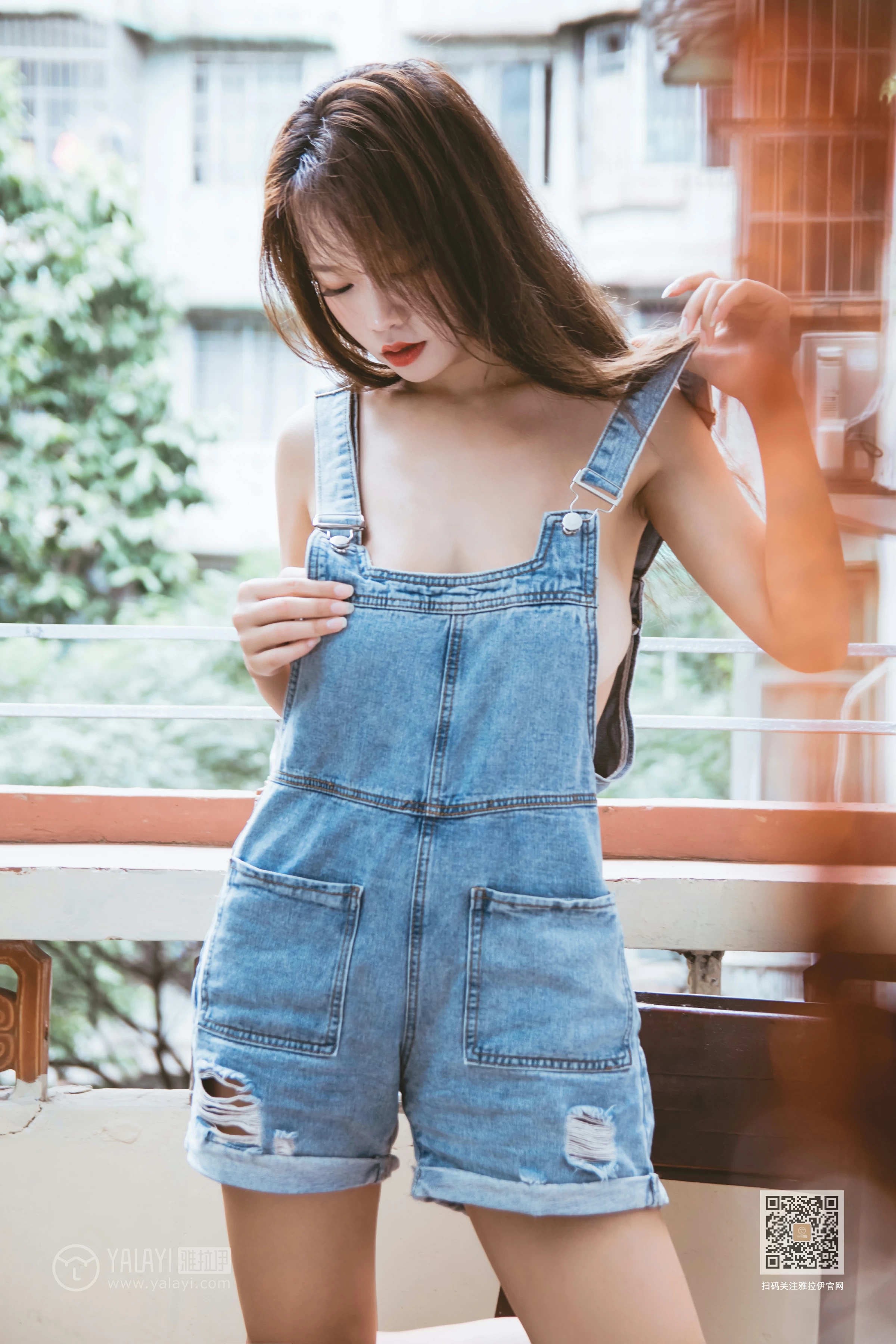 [YALAYI雅拉伊]Vol.541 真空牛仔裤 慧儿 背带连身短裤性感私房写真集第8张