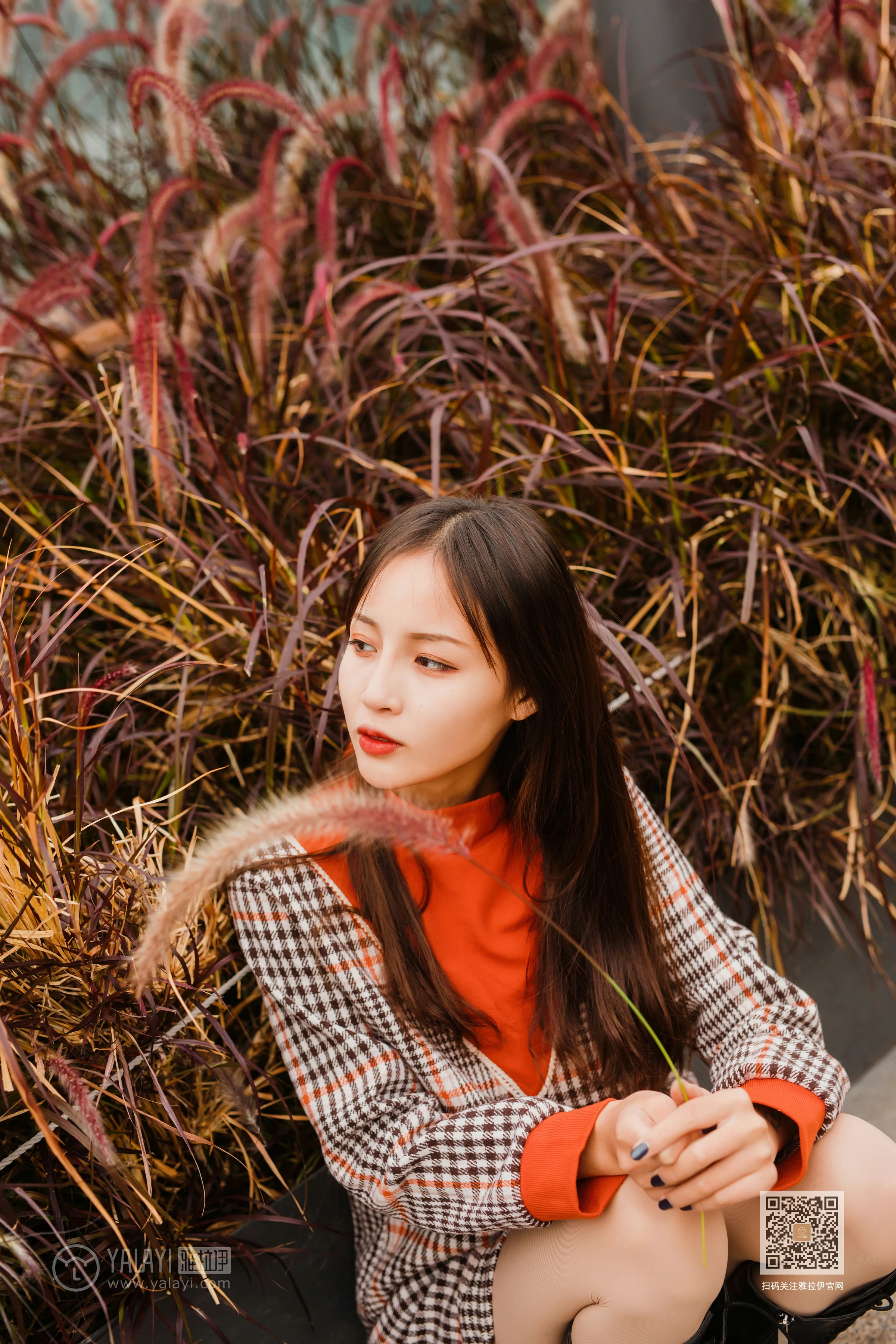 [YALAYI雅拉伊]Vol.543 郊游 小五 连身大衣加灰色长靴清纯私房写真集第6张