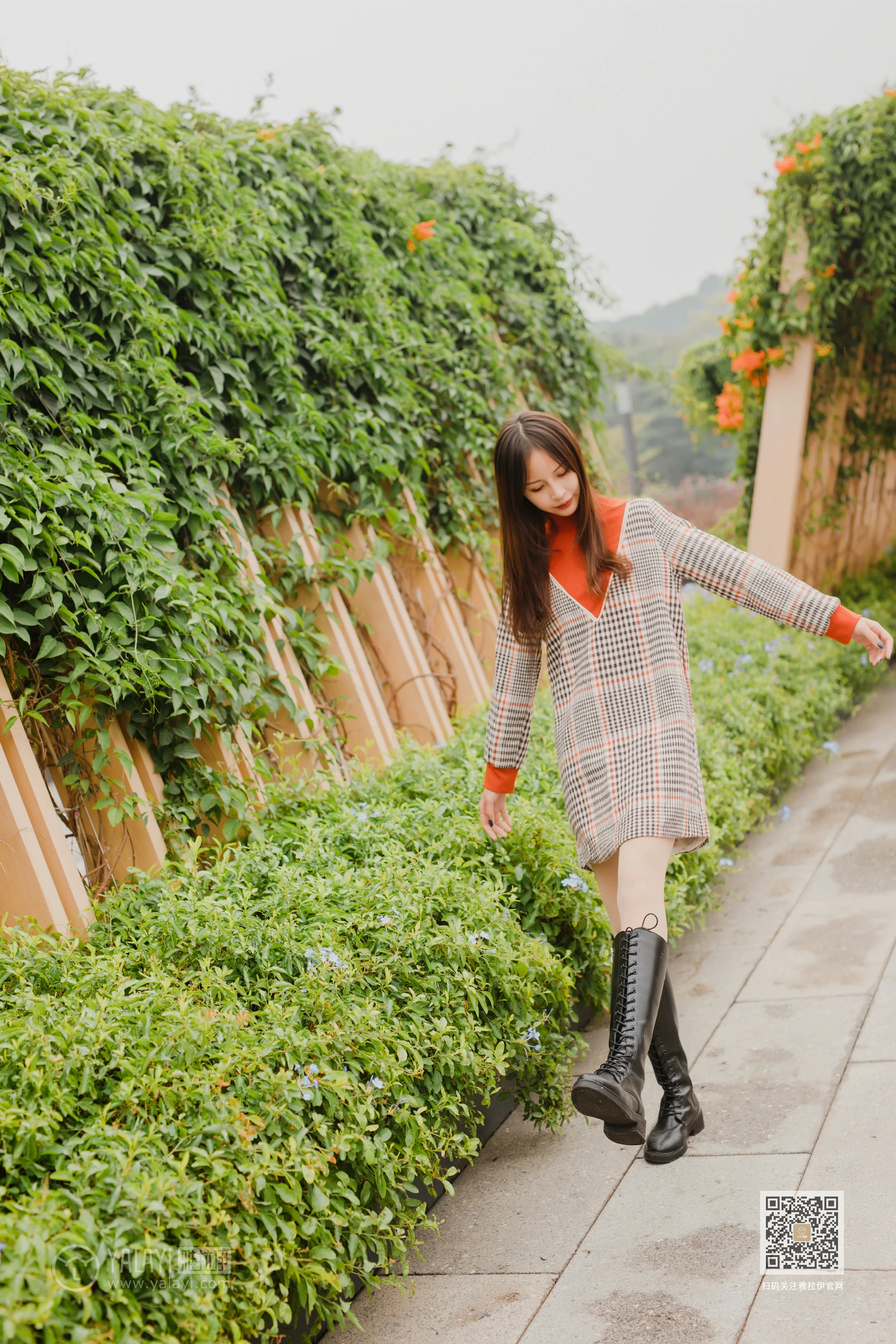 [YALAYI雅拉伊]Vol.543 郊游 小五 连身大衣加灰色长靴清纯私房写真集第8张