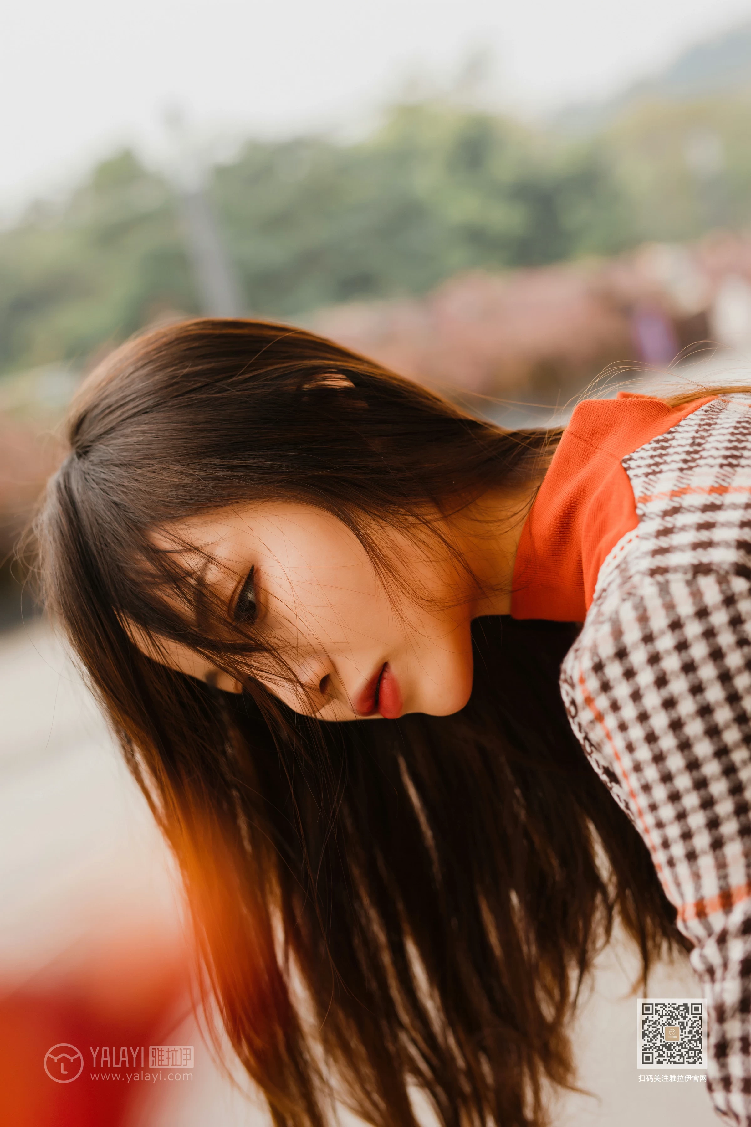 [YALAYI雅拉伊]Vol.543 郊游 小五 连身大衣加灰色长靴清纯私房写真集第12张