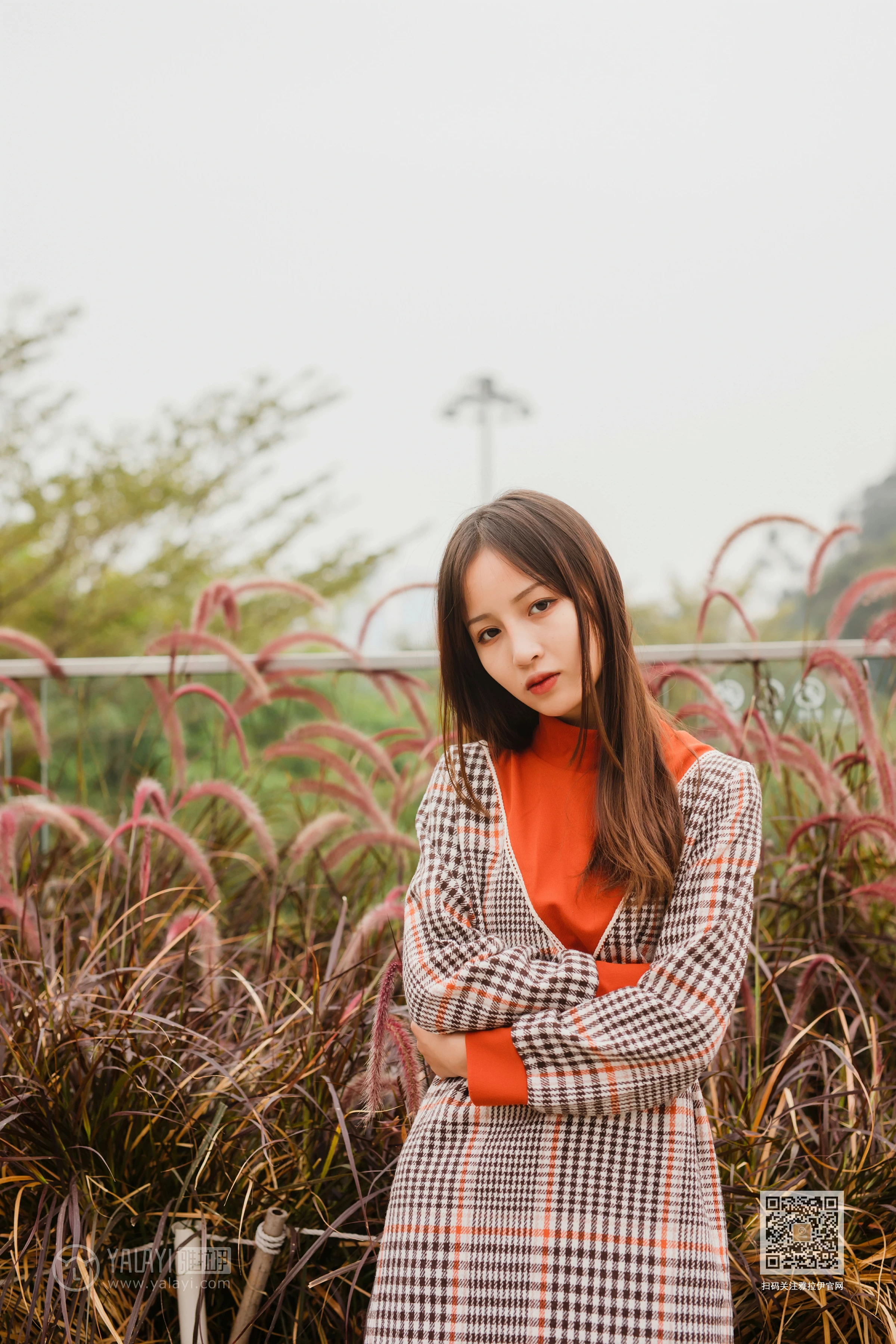 [YALAYI雅拉伊]Vol.543 郊游 小五 连身大衣加灰色长靴清纯私房写真集第16张