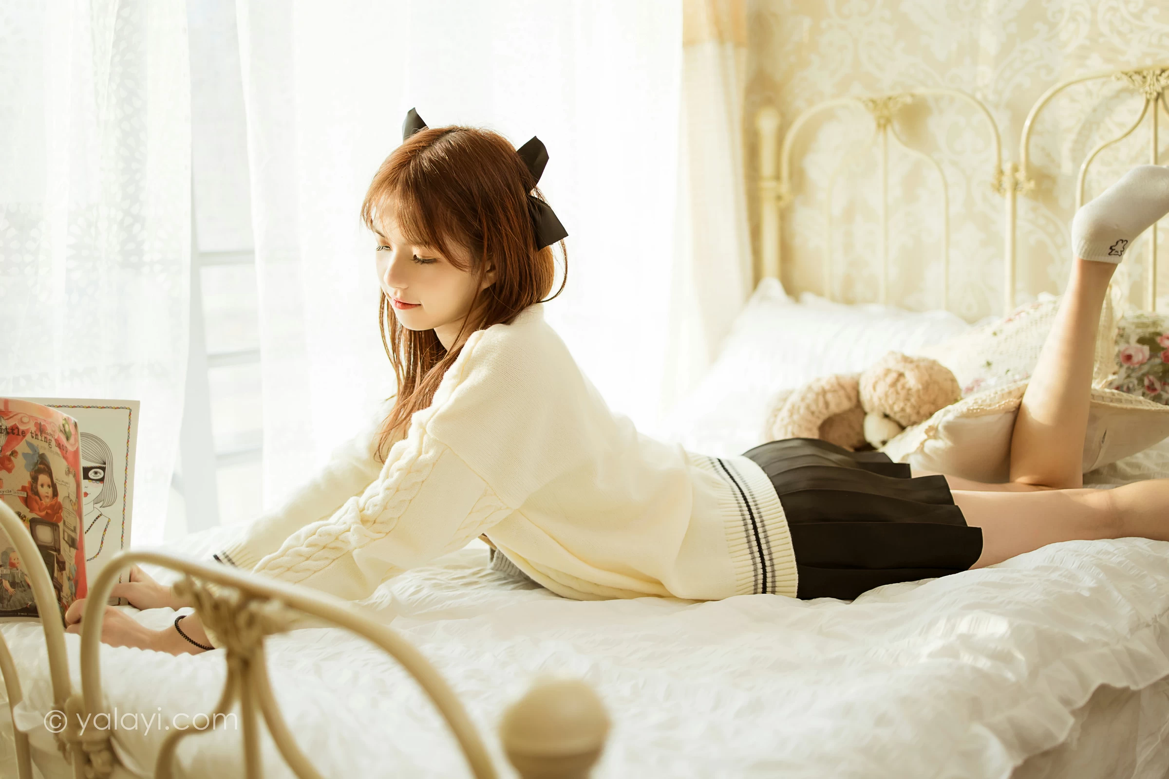 [YALAYI雅拉伊]2021.12.14 可爱小熊 茹莎 白色毛衣加黑色短裙居家私房写真集第8张