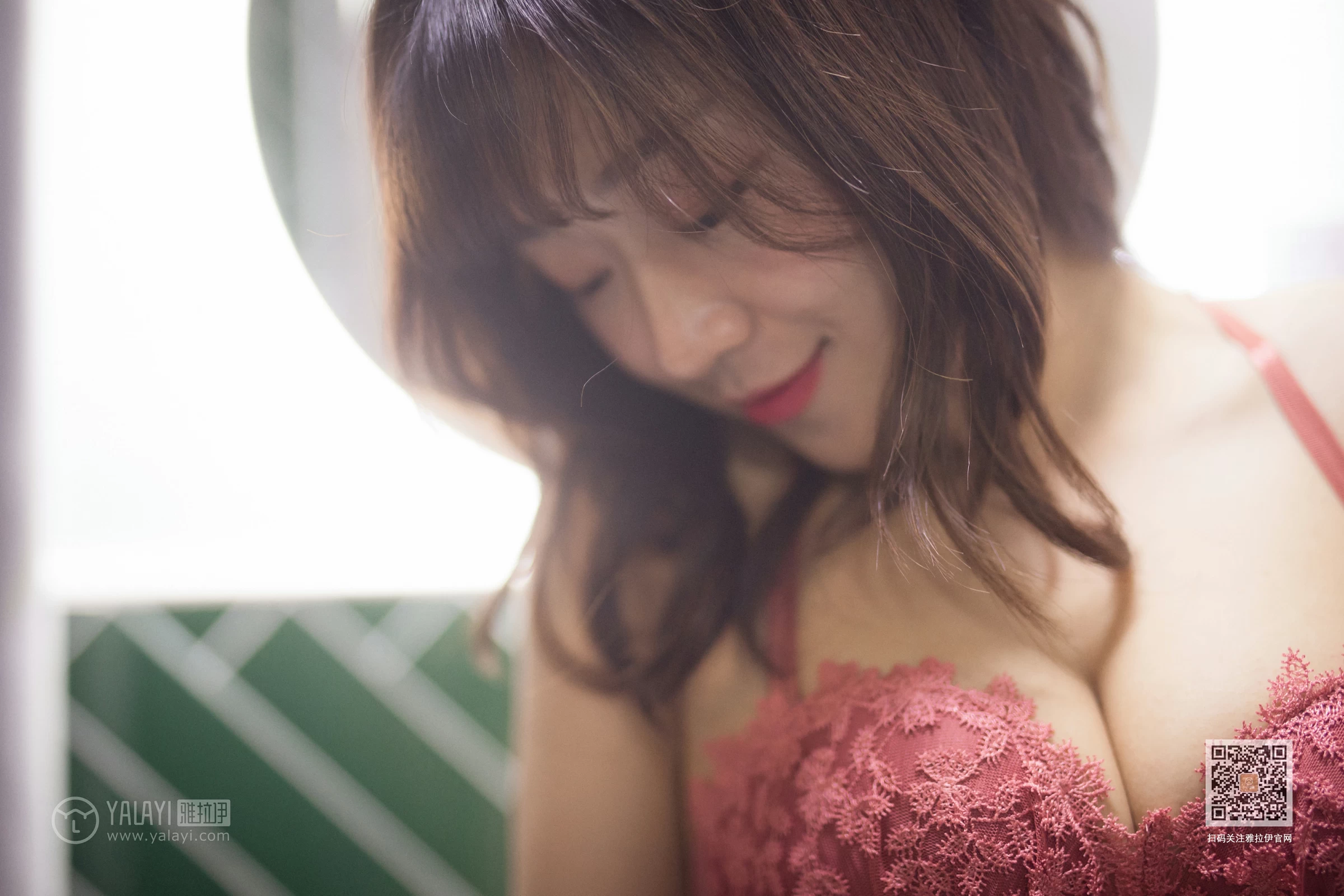 [YALAYI雅拉伊]Vol.551 六十六楼往下看 小颖 红色蕾丝内衣性感私房写真集第3张