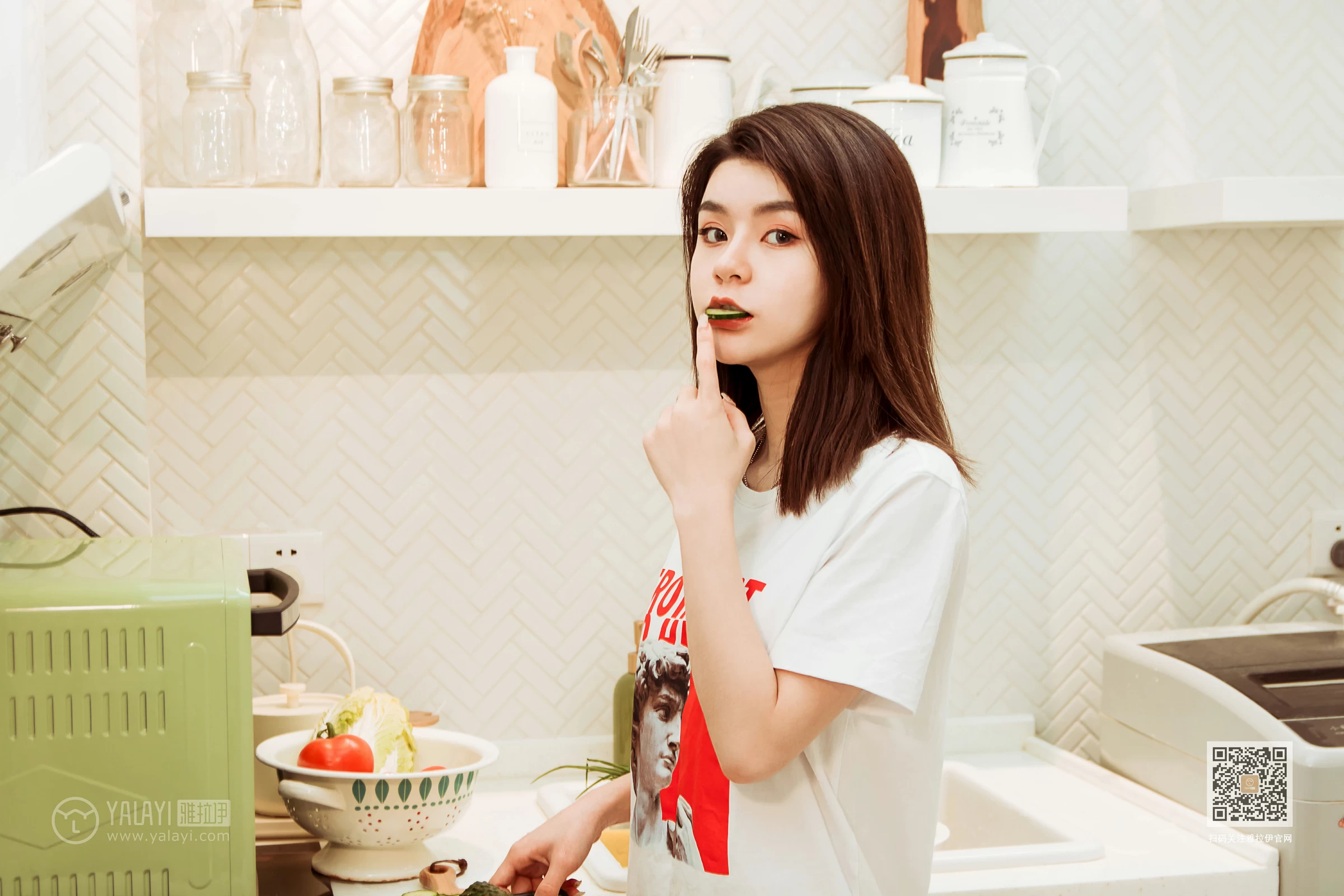 [YALAYI雅拉伊]Vol.554 蓉蓉的瘦身餐 白色短袖加白色蕾丝内裤性感私房写真集第1张