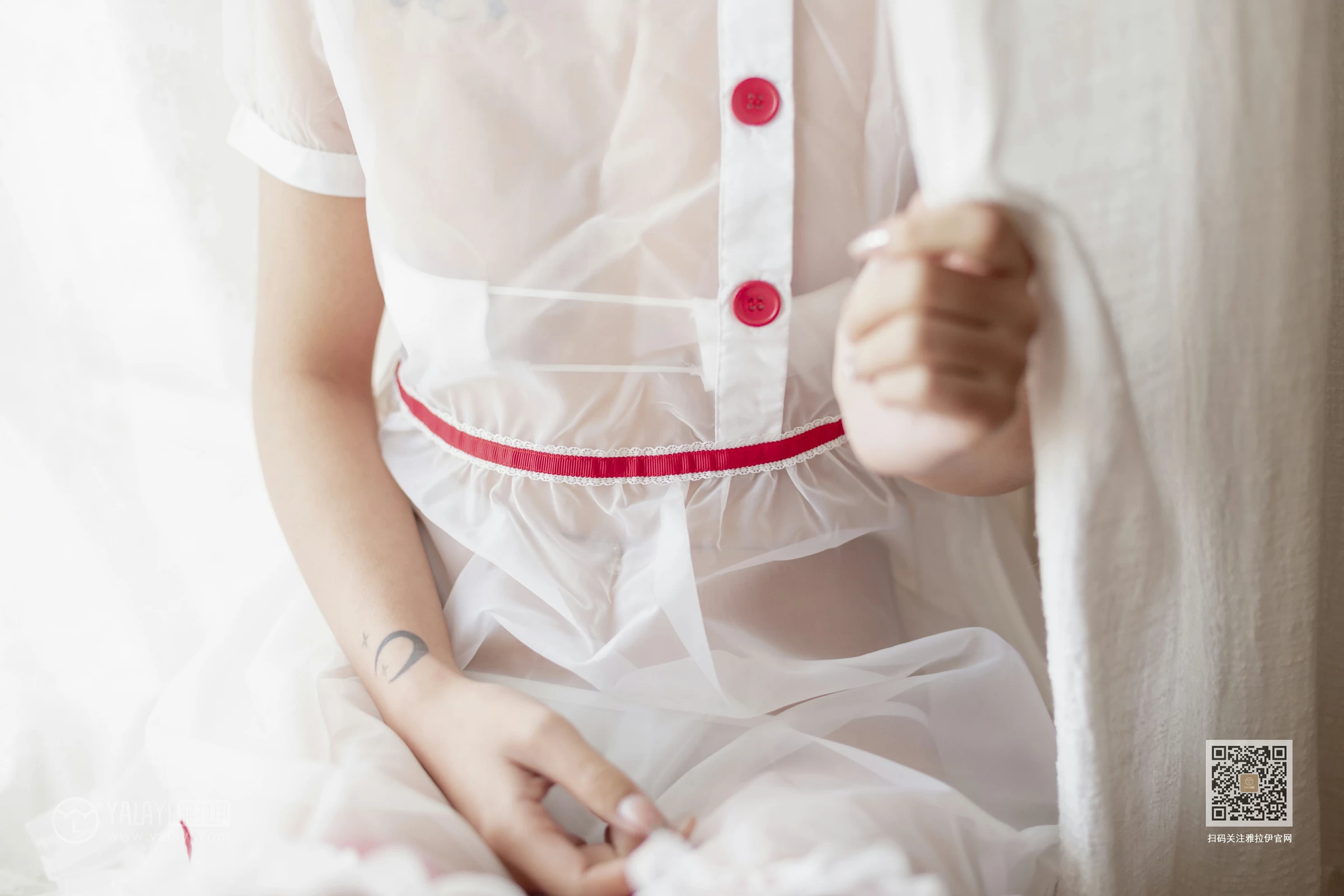 [YALAYI雅拉伊]Vol.556 最美守护者 刘子炀 透视情趣护士制服加白色丝袜美腿玉足性感私房写真集第13张