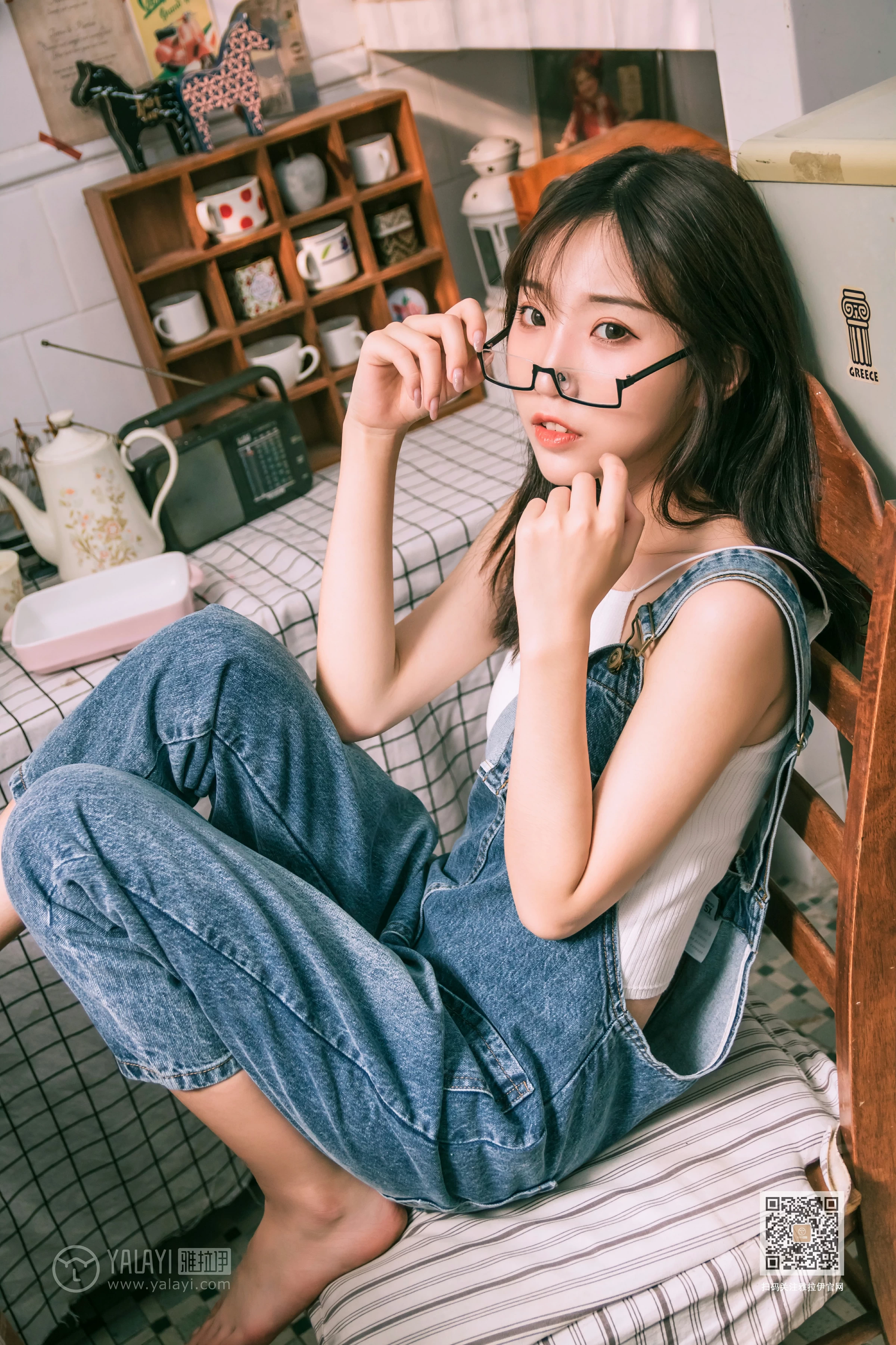 [YALAYI雅拉伊]Vol.559 我的前女友 小乔 背带牛仔连身裤加白色性感小背心私房写真集第6张