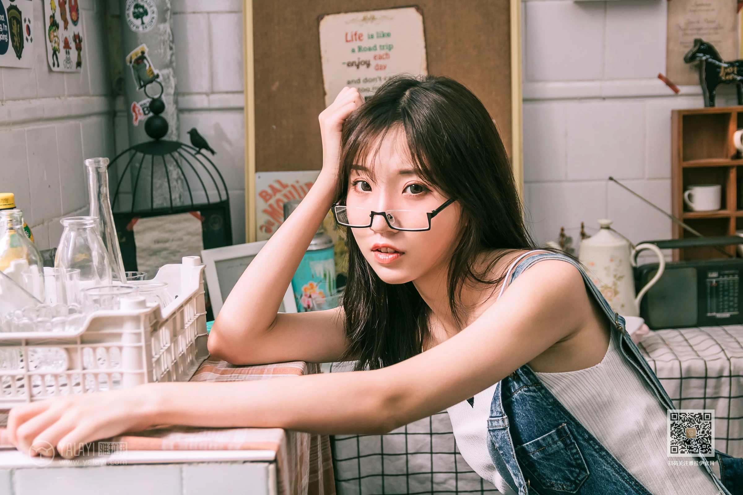 [YALAYI雅拉伊]Vol.559 我的前女友 小乔 背带牛仔连身裤加白色性感小背心私房写真集第7张