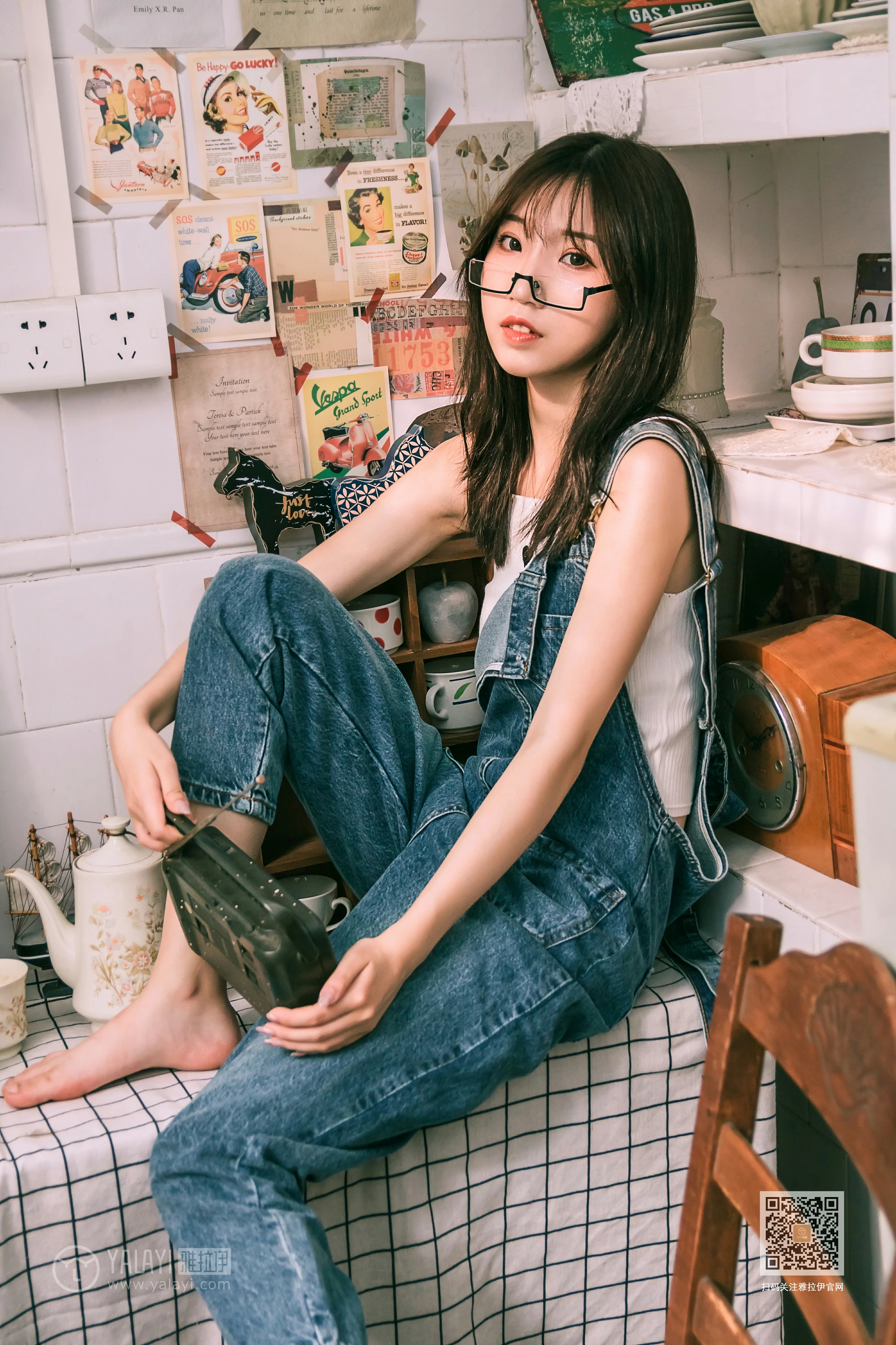 [YALAYI雅拉伊]Vol.559 我的前女友 小乔 背带牛仔连身裤加白色性感小背心私房写真集第7张