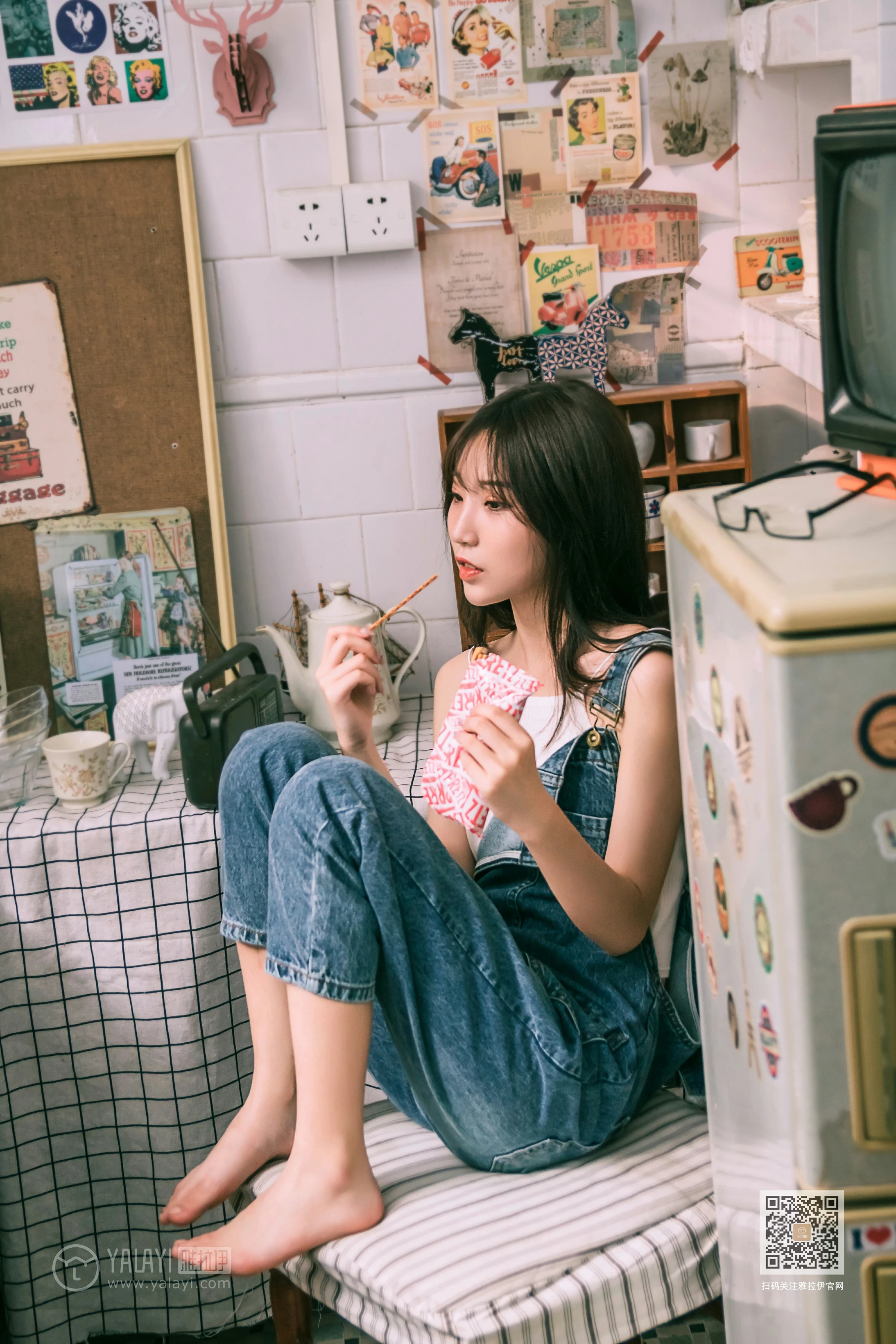 [YALAYI雅拉伊]Vol.559 我的前女友 小乔 背带牛仔连身裤加白色性感小背心私房写真集第8张